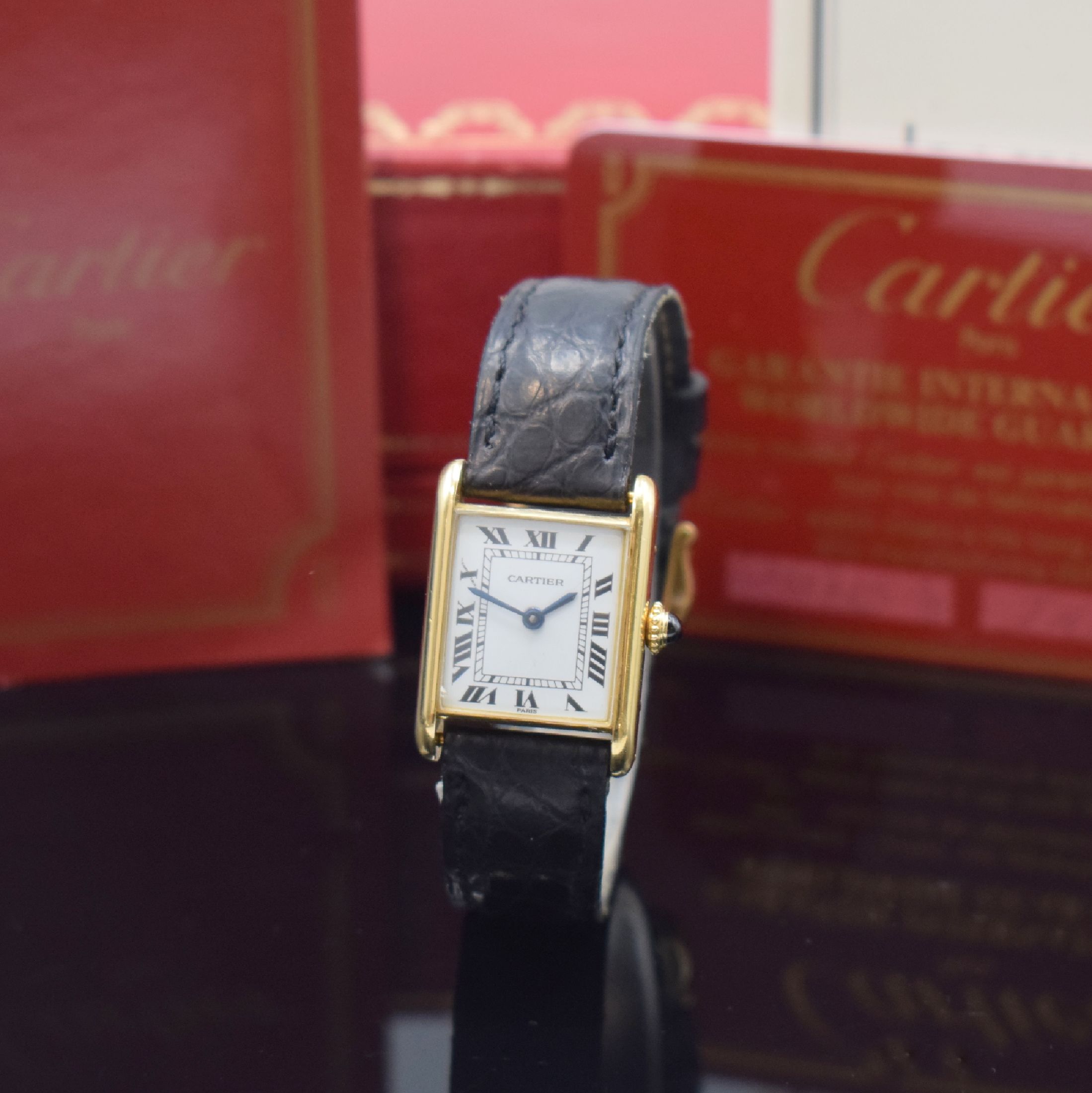CARTIER Paris Tank Damenarmbanduhr in GG 750/000, Schweiz um 1982, Handaufzug, 2- teil. Geh. seitl. 4-fach verschr., Lederband zu ers., orig. ...