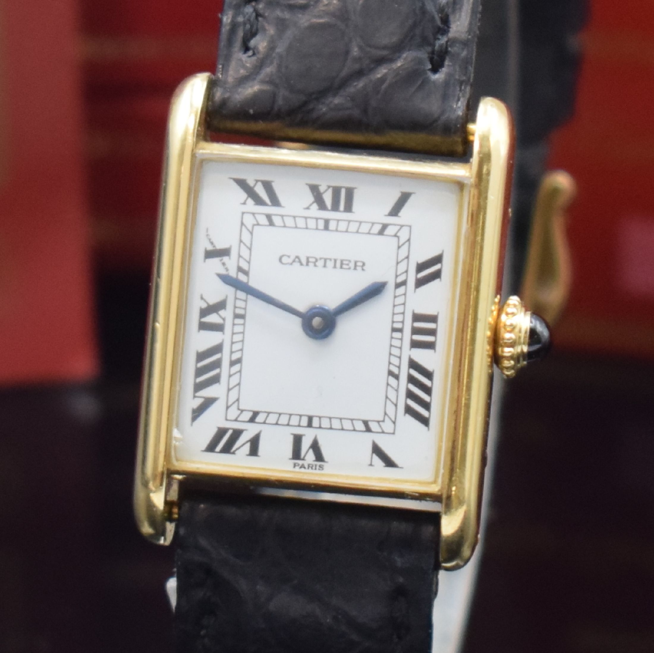 Detail a: CARTIER Paris Tank Damenarmbanduhr in GG 750/000, Schweiz um 1982, Handaufzug, 2- teil. Geh. seitl. 4-fach verschr., Lederband zu ers., orig. ...