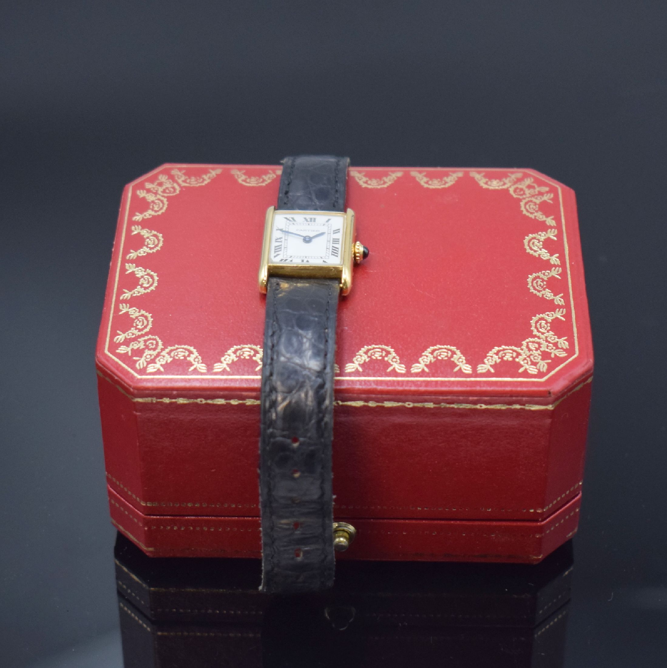 Detail e: CARTIER Paris Tank Damenarmbanduhr in GG 750/000, Schweiz um 1982, Handaufzug, 2- teil. Geh. seitl. 4-fach verschr., Lederband zu ers., orig. ...