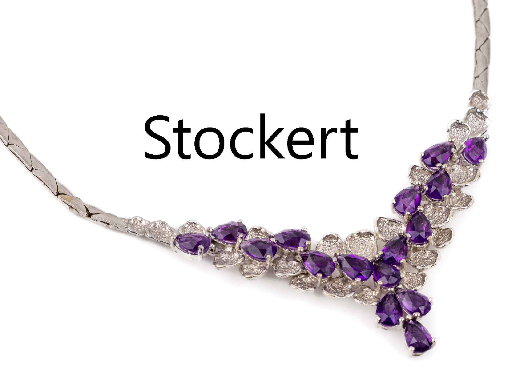 18 kt Gold Amethyst-Collier, WG 750/000, 16 facett. Amethyst-Tropfen zus. ca. 3.20 ct, florale Konzeption, Meistermarke Stockert, Pforzheim, ca. ...