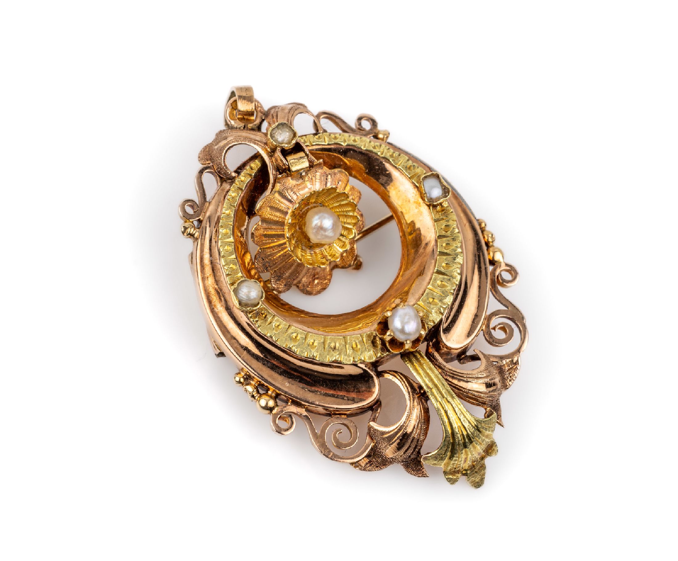 14 kt Gold Anhänger/Brosche, deutsch um 1880, GG/RG 585/000 gepr., reich grav. und punz., mittig mit bewegl. Blüte, kl. Perlchenbesatz, z.T. mit ...