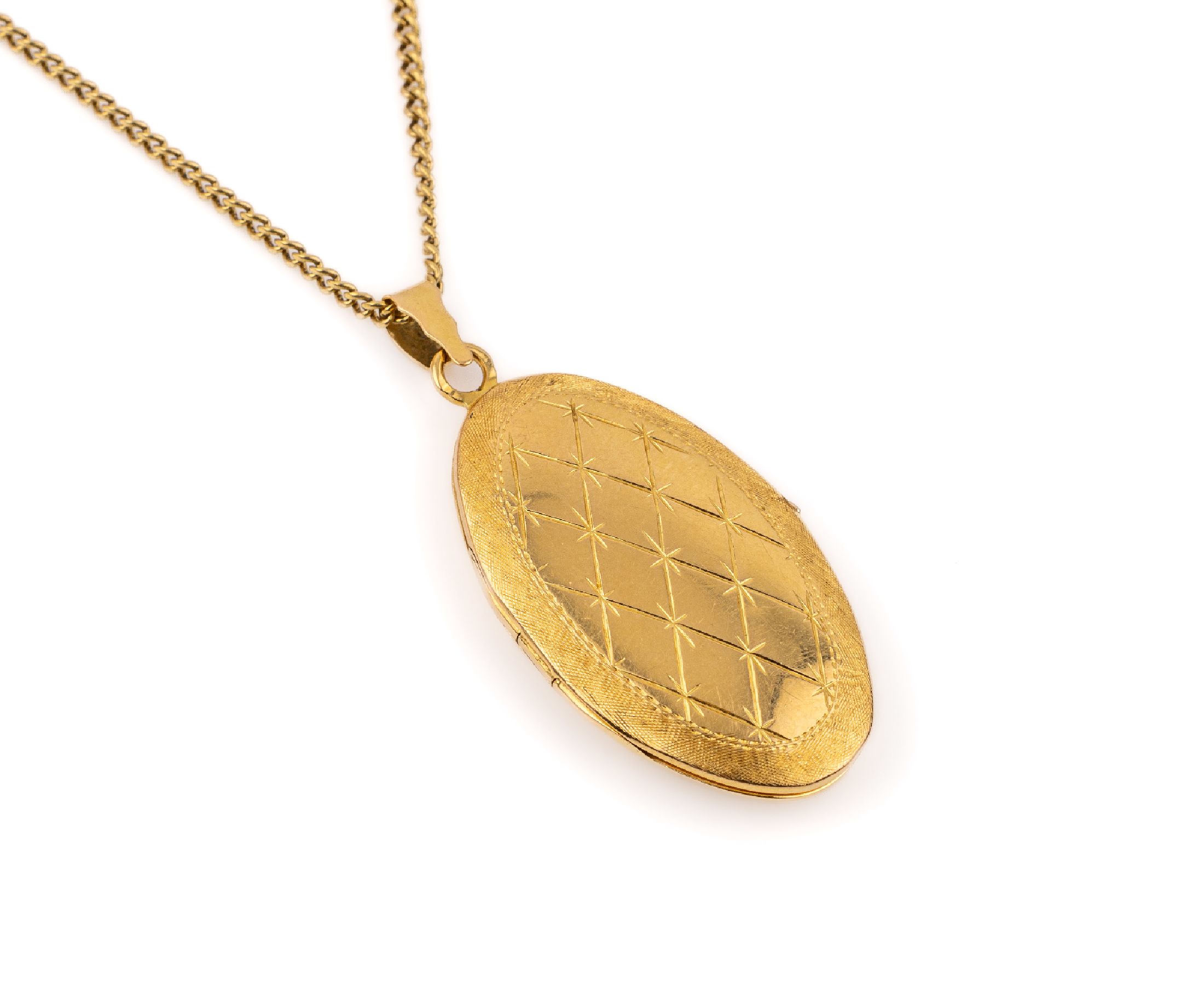 18 kt Gold Medaillon-Anhänger, an Kette, GG 750/000, Medaillon graviert, aufklappbar, total ca. 16.5 g, L. ca. 62 cm, Federringschließe