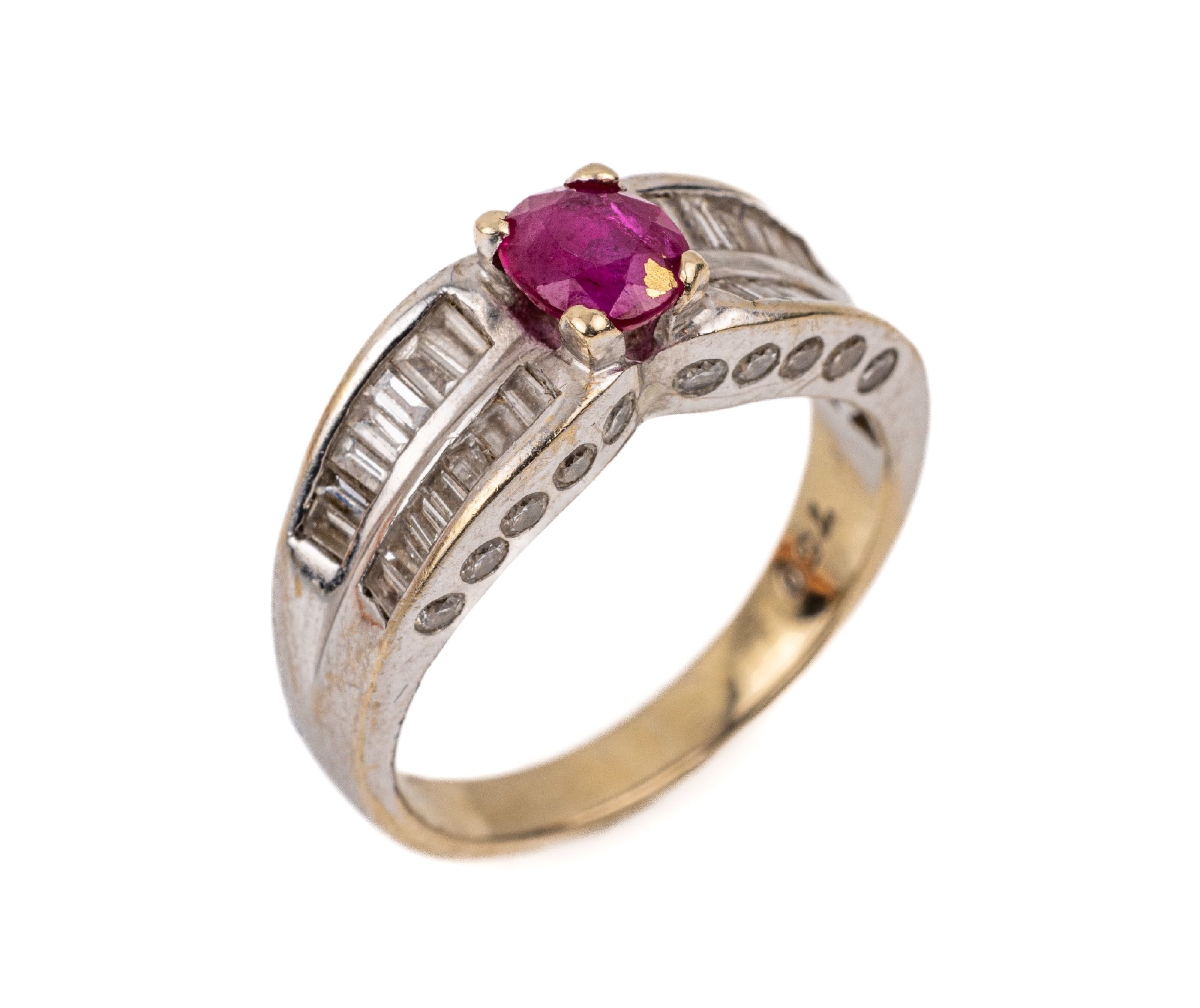 18 kt Gold Rubin-Diamant-Ring, WG 750/000, ovalfacett. Rubin ca. 0.80 ct, Diamant-Baguettes und Brillanten zus. ca. 0.90ct Weiß/si-p 1, stark ...