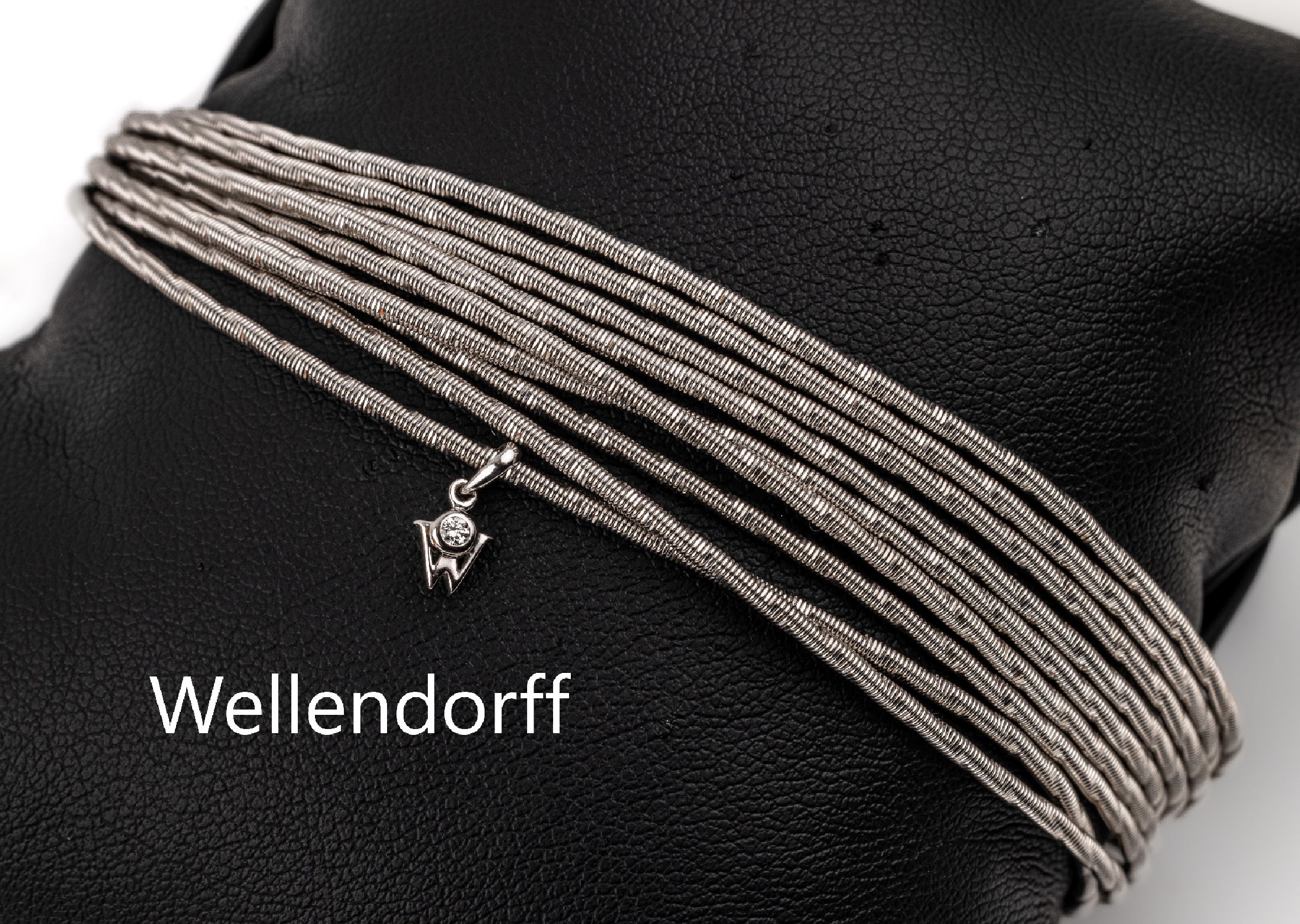 18 kt Gold WELLENDORFF-Armband, Sonnenglanz, WG 750/000, 9-reihig, abgehängtes W mit Brillant ca. 0.039 ct feines Weiß/lr-vs, ca. 42.8 g, ca. 6 x ...