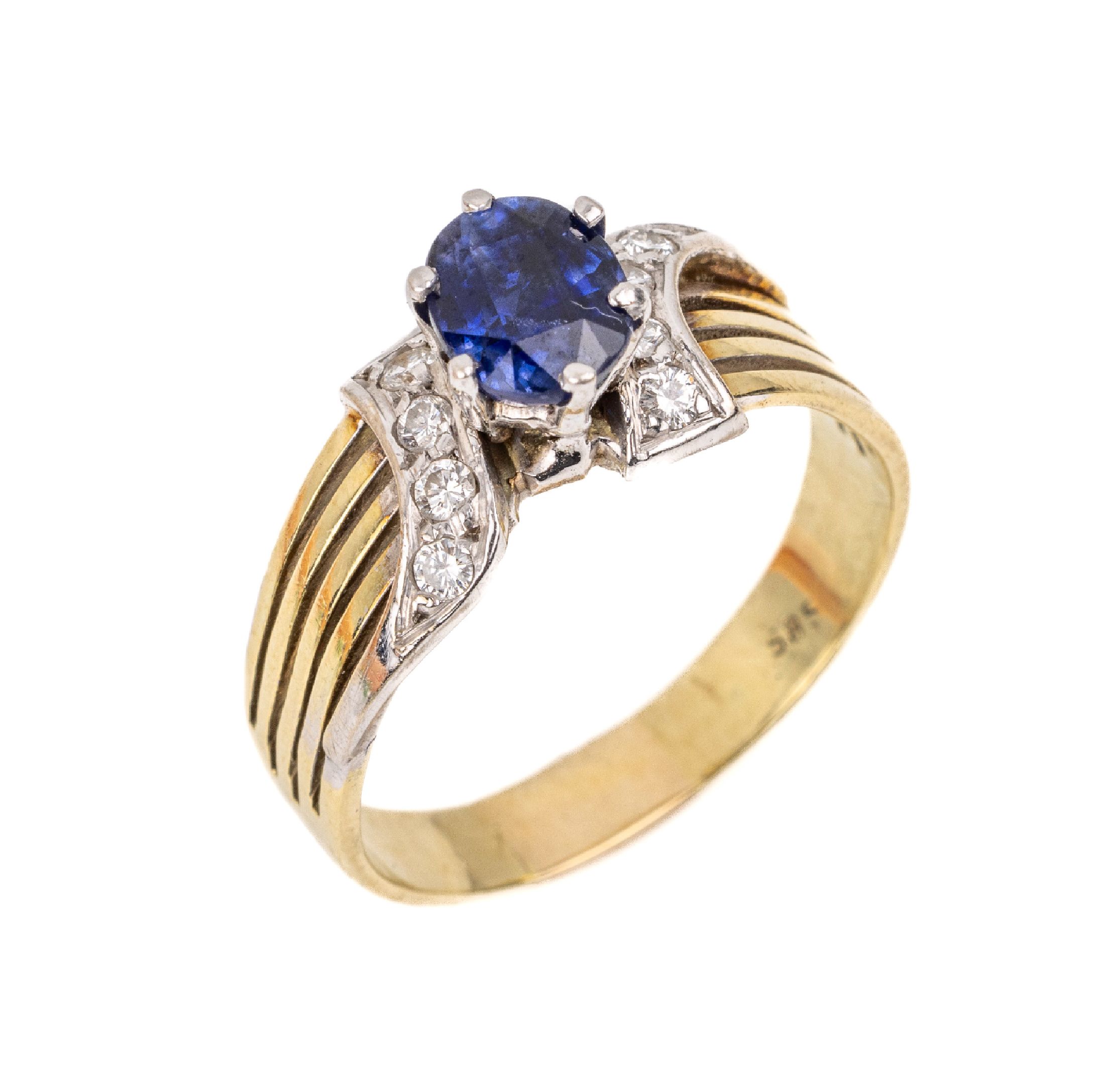 14 kt Gold Saphir-Diamant-Ring, GG/WG 585/000, ovalfacett. Saphir ca. 1.10 ct, Ringschultern jeweils best. mit 4 Diamanten zus. ca. 0.30 ct ...