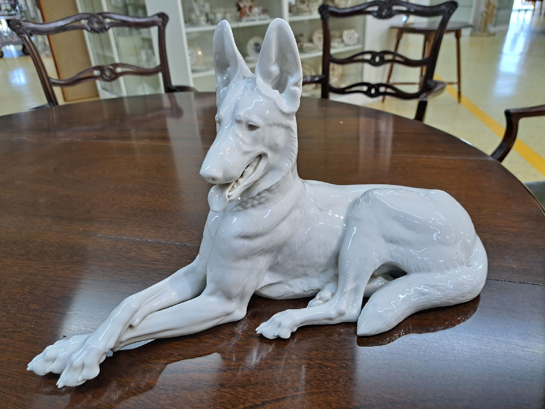 Detail a: Große Porzellanfigur, Allach, 1940er Jahre, liegender Schäferhund, weiß, Entwurf Theodor Kärner, sign., Blindmarke, Krallenspitze am Vorderlauf ...