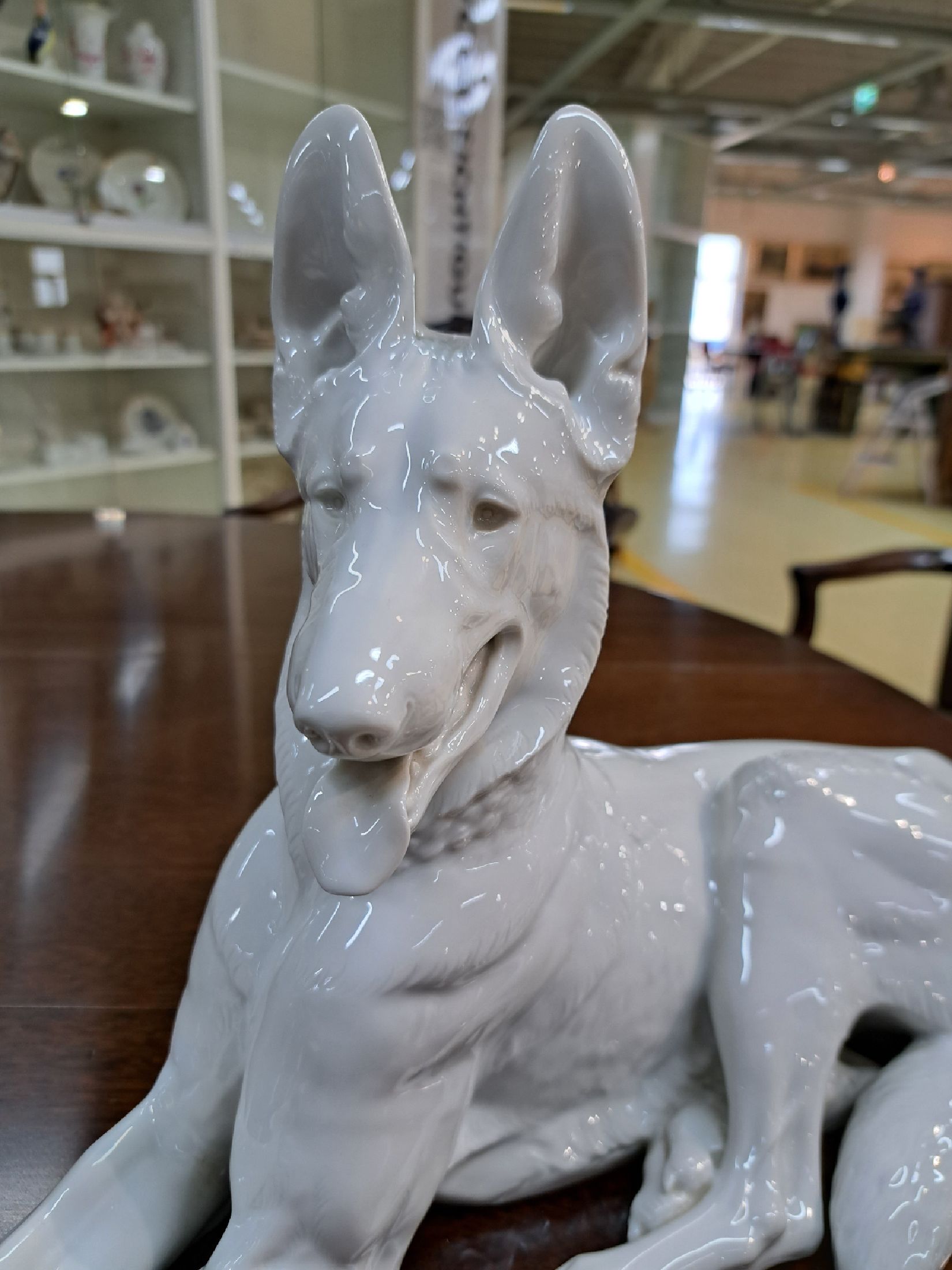 Detail b: Große Porzellanfigur, Allach, 1940er Jahre, liegender Schäferhund, weiß, Entwurf Theodor Kärner, sign., Blindmarke, Krallenspitze am Vorderlauf ...