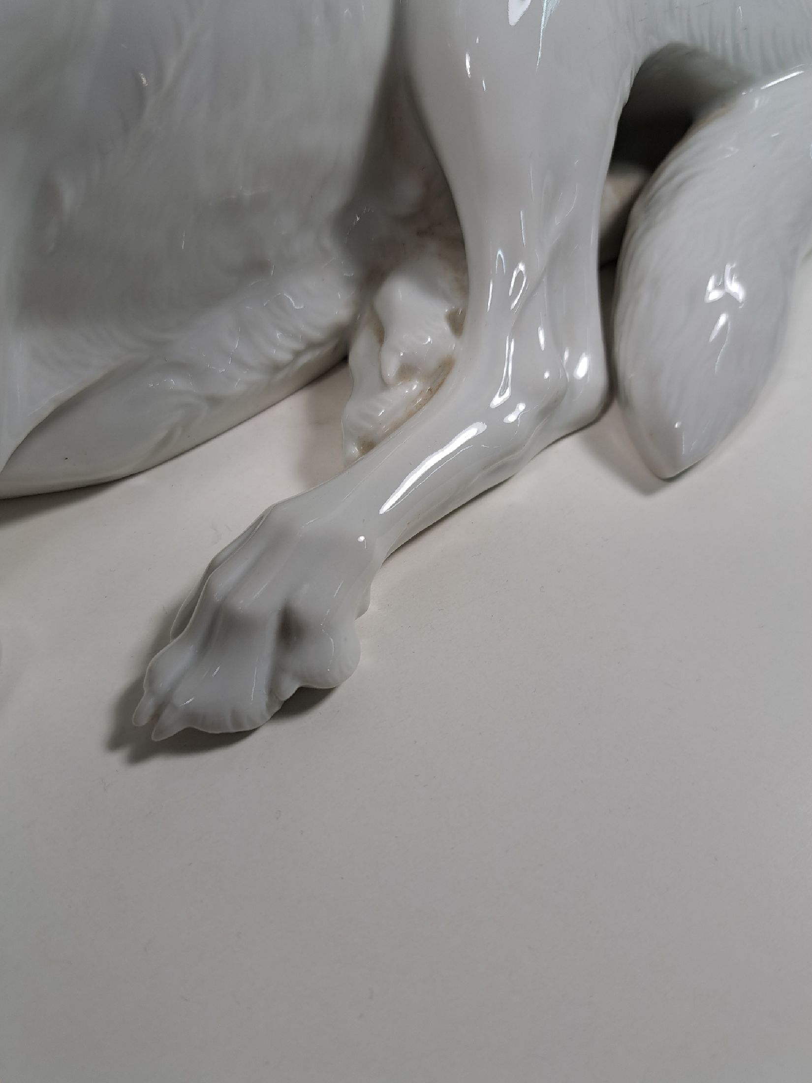 Detail f: Große Porzellanfigur, Allach, 1940er Jahre, liegender Schäferhund, weiß, Entwurf Theodor Kärner, sign., Blindmarke, Krallenspitze am Vorderlauf ...
