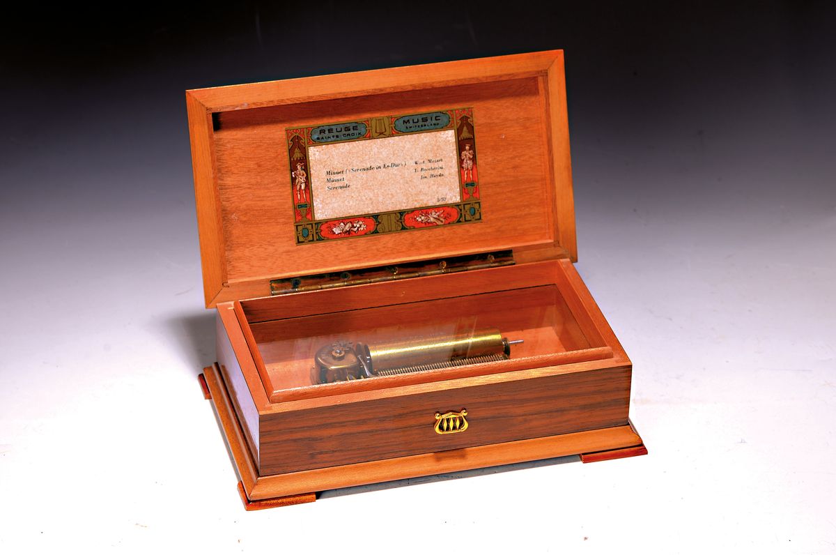 Spieluhr mit 3 Melodien, Reuge Schweiz, neuzeitlich, 8 Zentimeter lange Messingwalze, Kamm intakt, Holzgehäuse mit Bandintarsien, ca. 7.5x24x14cm