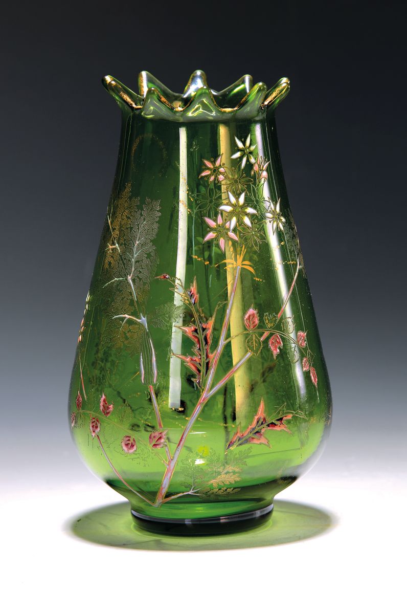 Frühe Jugendstilvase, Emile Gallé, um 1890, grünes Glas mit umlaufender bunter Emailmalerei von Scharfgarbe und Farn, partiell geätzt, am Boden ...
