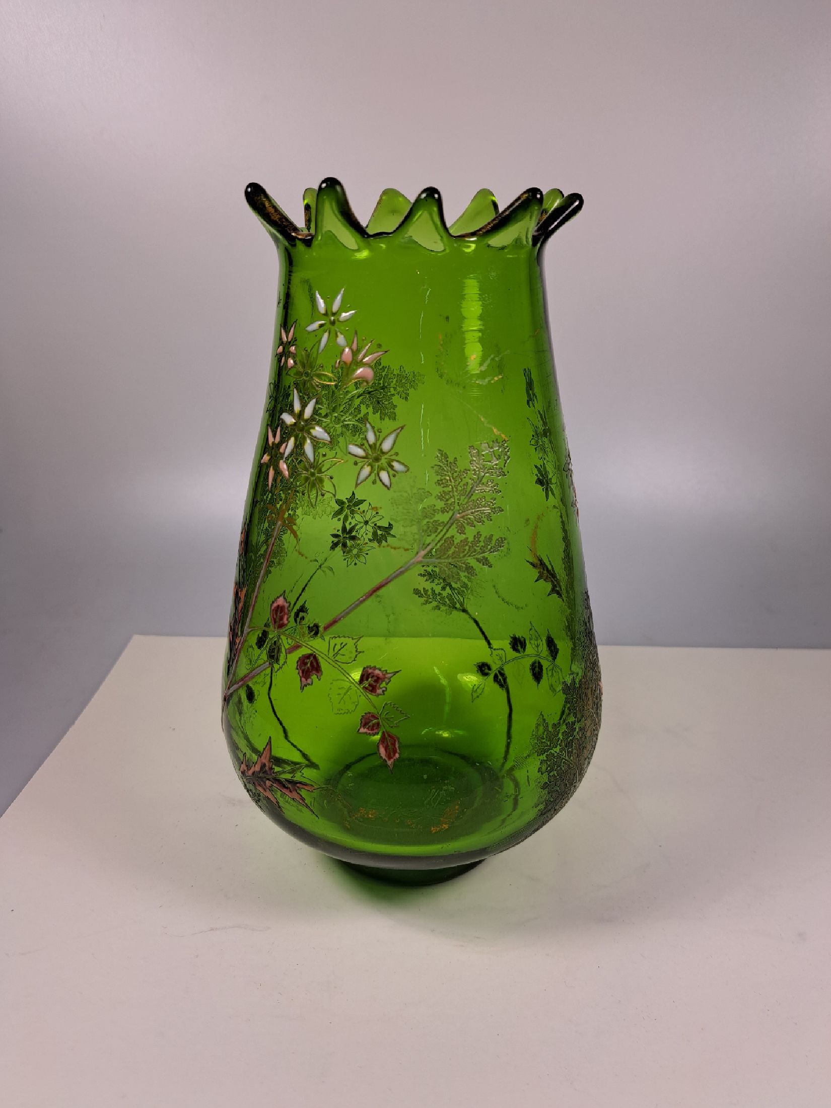 Detail a: Frühe Jugendstilvase, Emile Gallé, um 1890, grünes Glas mit umlaufender bunter Emailmalerei von Scharfgarbe und Farn, partiell geätzt, am Boden ...