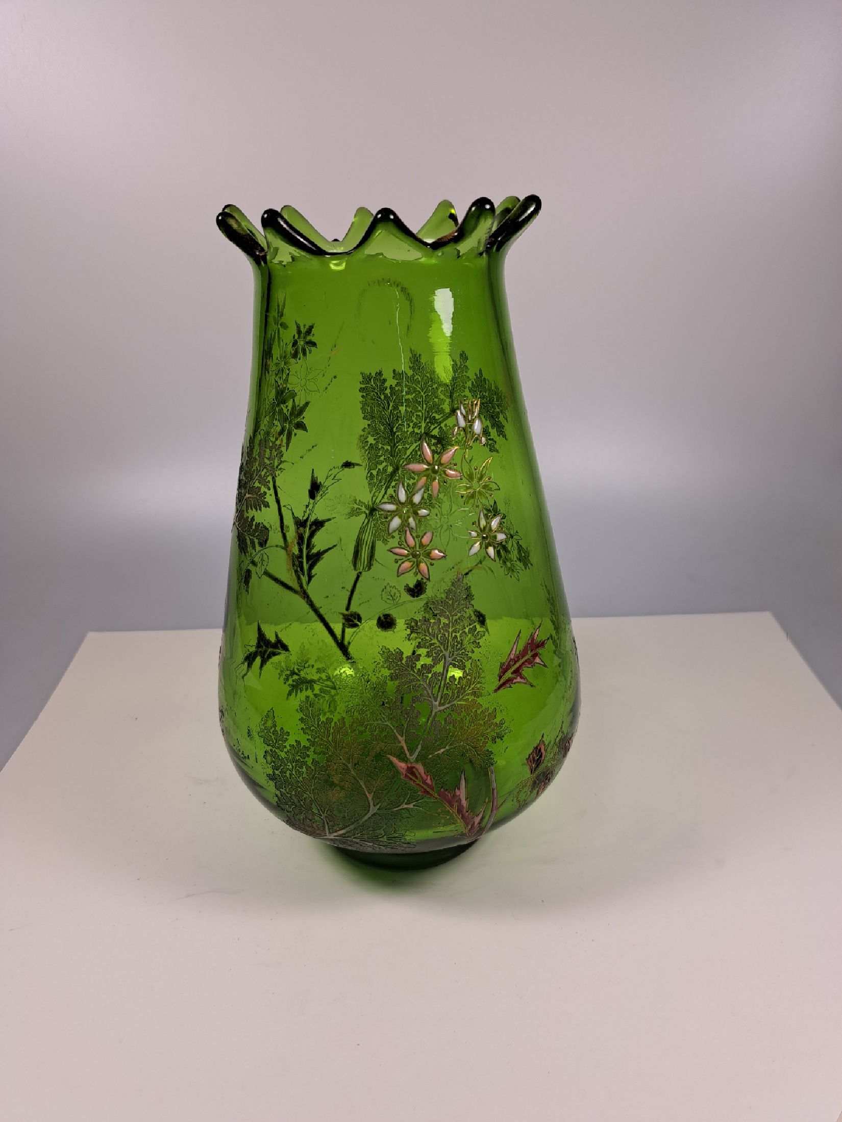 Detail b: Frühe Jugendstilvase, Emile Gallé, um 1890, grünes Glas mit umlaufender bunter Emailmalerei von Scharfgarbe und Farn, partiell geätzt, am Boden ...