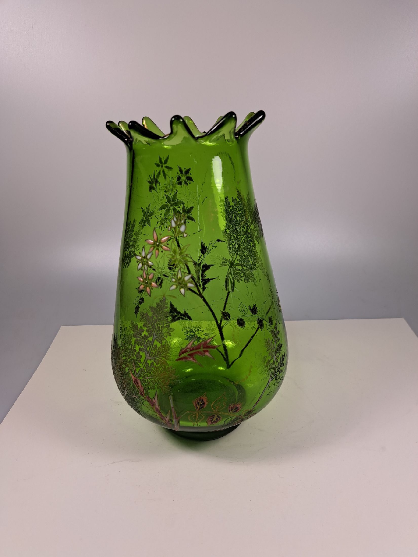 Detail c: Frühe Jugendstilvase, Emile Gallé, um 1890, grünes Glas mit umlaufender bunter Emailmalerei von Scharfgarbe und Farn, partiell geätzt, am Boden ...