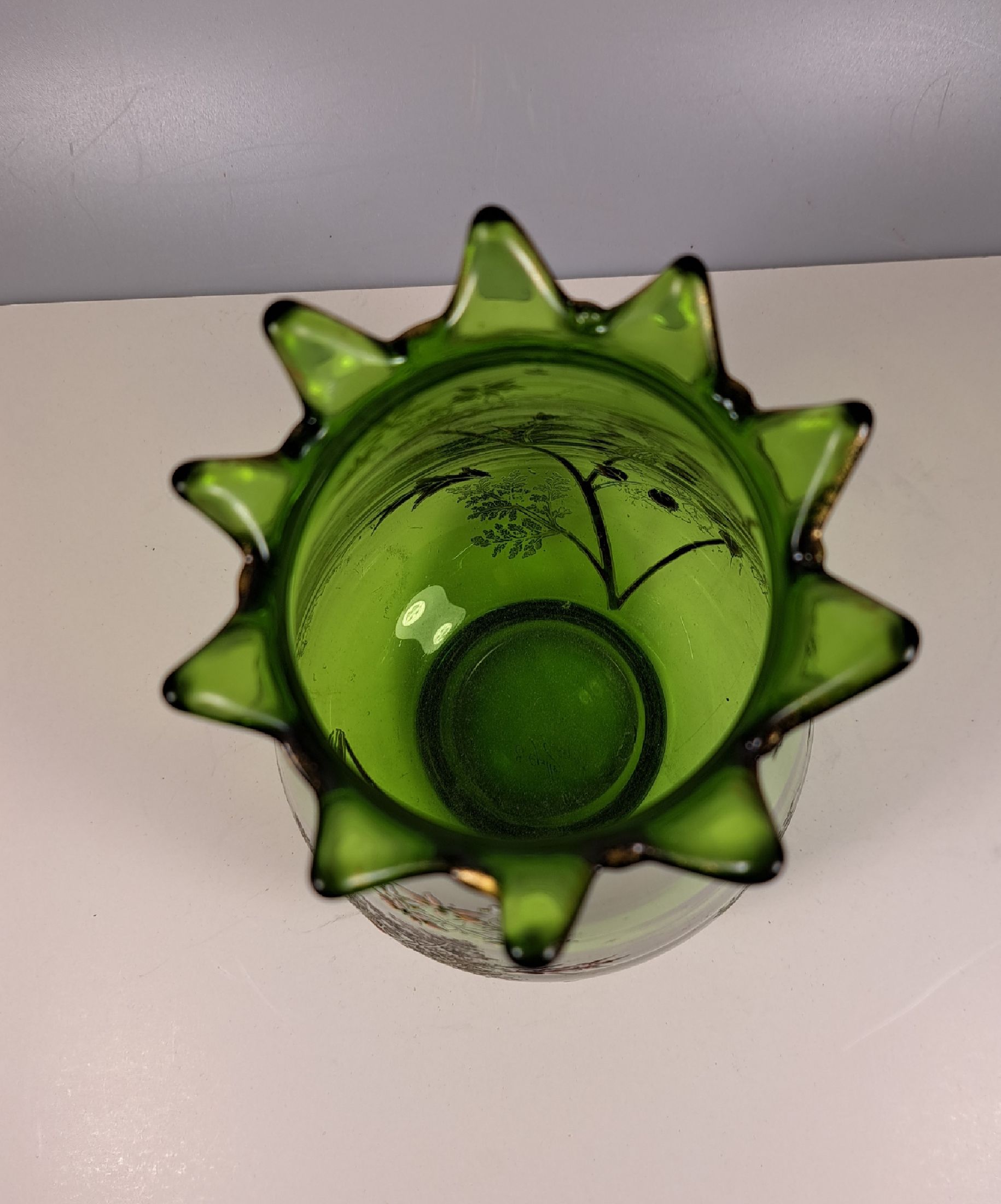 Detail d: Frühe Jugendstilvase, Emile Gallé, um 1890, grünes Glas mit umlaufender bunter Emailmalerei von Scharfgarbe und Farn, partiell geätzt, am Boden ...