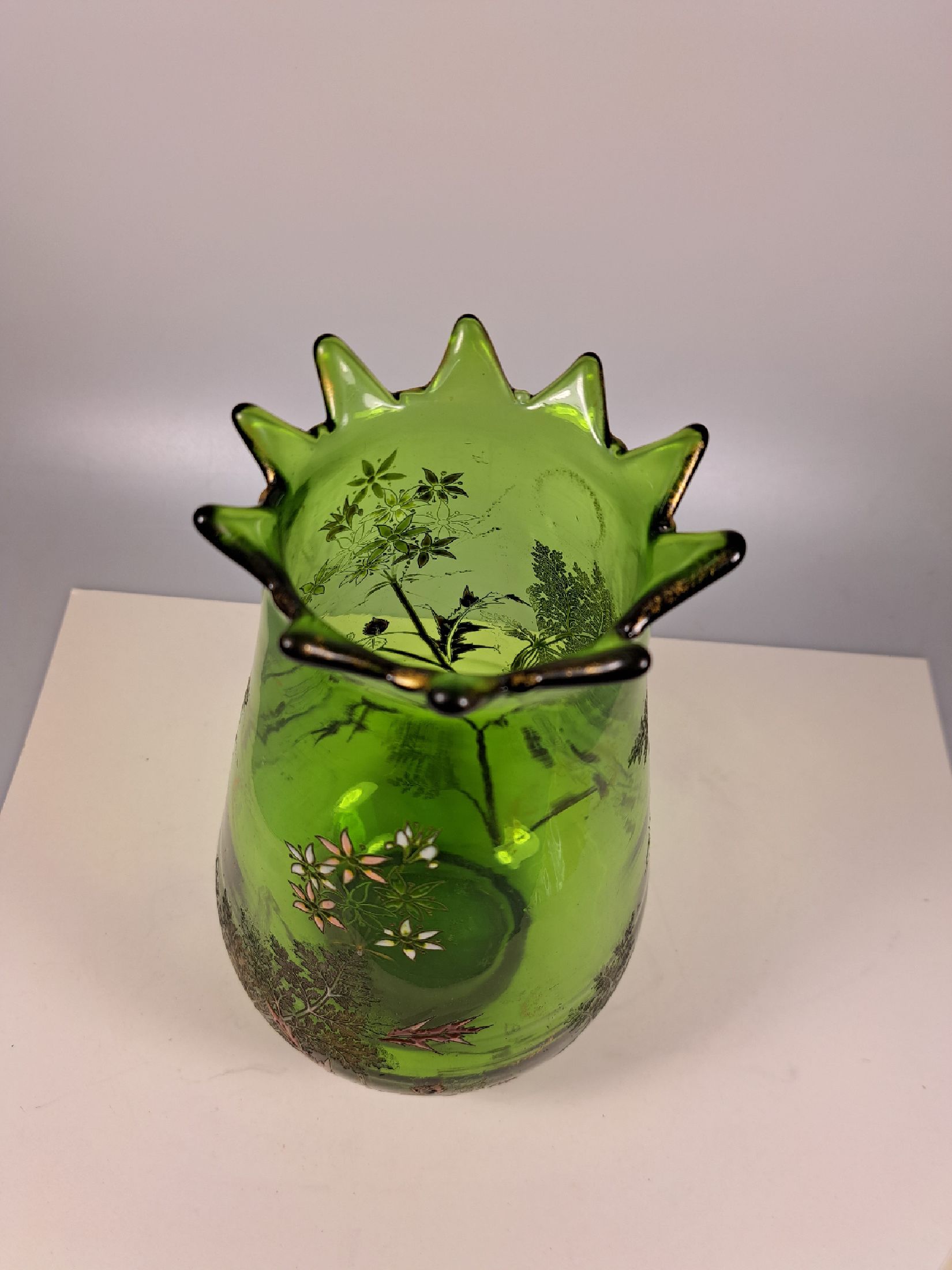 Detail e: Frühe Jugendstilvase, Emile Gallé, um 1890, grünes Glas mit umlaufender bunter Emailmalerei von Scharfgarbe und Farn, partiell geätzt, am Boden ...