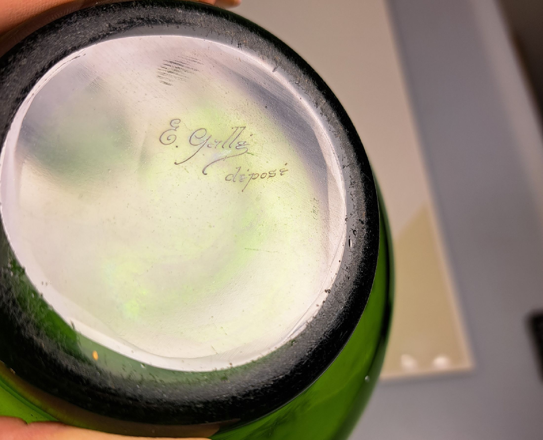 Detail f: Frühe Jugendstilvase, Emile Gallé, um 1890, grünes Glas mit umlaufender bunter Emailmalerei von Scharfgarbe und Farn, partiell geätzt, am Boden ...