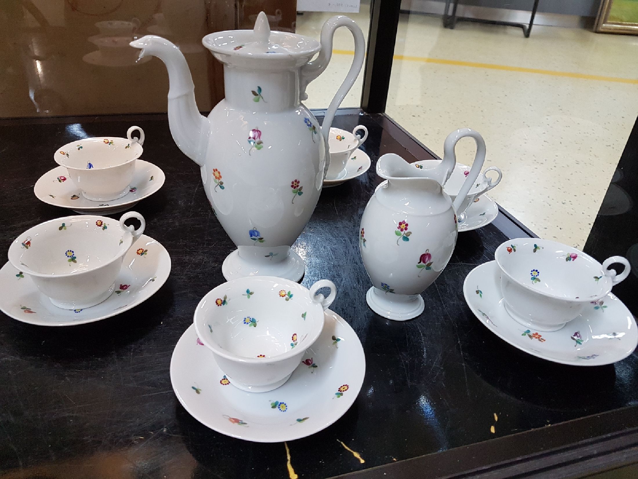Detail a: Mokka- bzw. Espressoservice für 6 Personen, Nymphenburg, 1920er Jahre, Porzellan, Empirestil, bunt bemalt mit gestreuten Blümchen, Kanne, ...