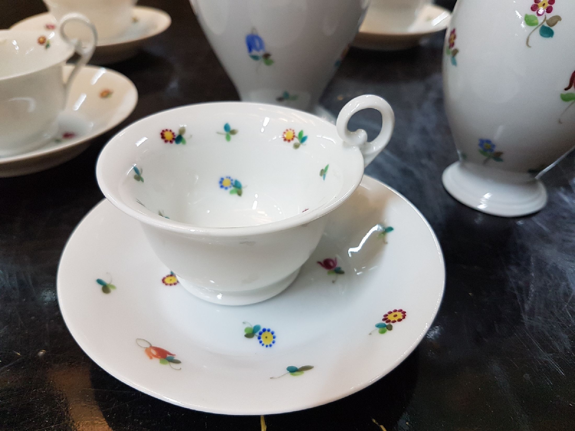 Detail b: Mokka- bzw. Espressoservice für 6 Personen, Nymphenburg, 1920er Jahre, Porzellan, Empirestil, bunt bemalt mit gestreuten Blümchen, Kanne, ...