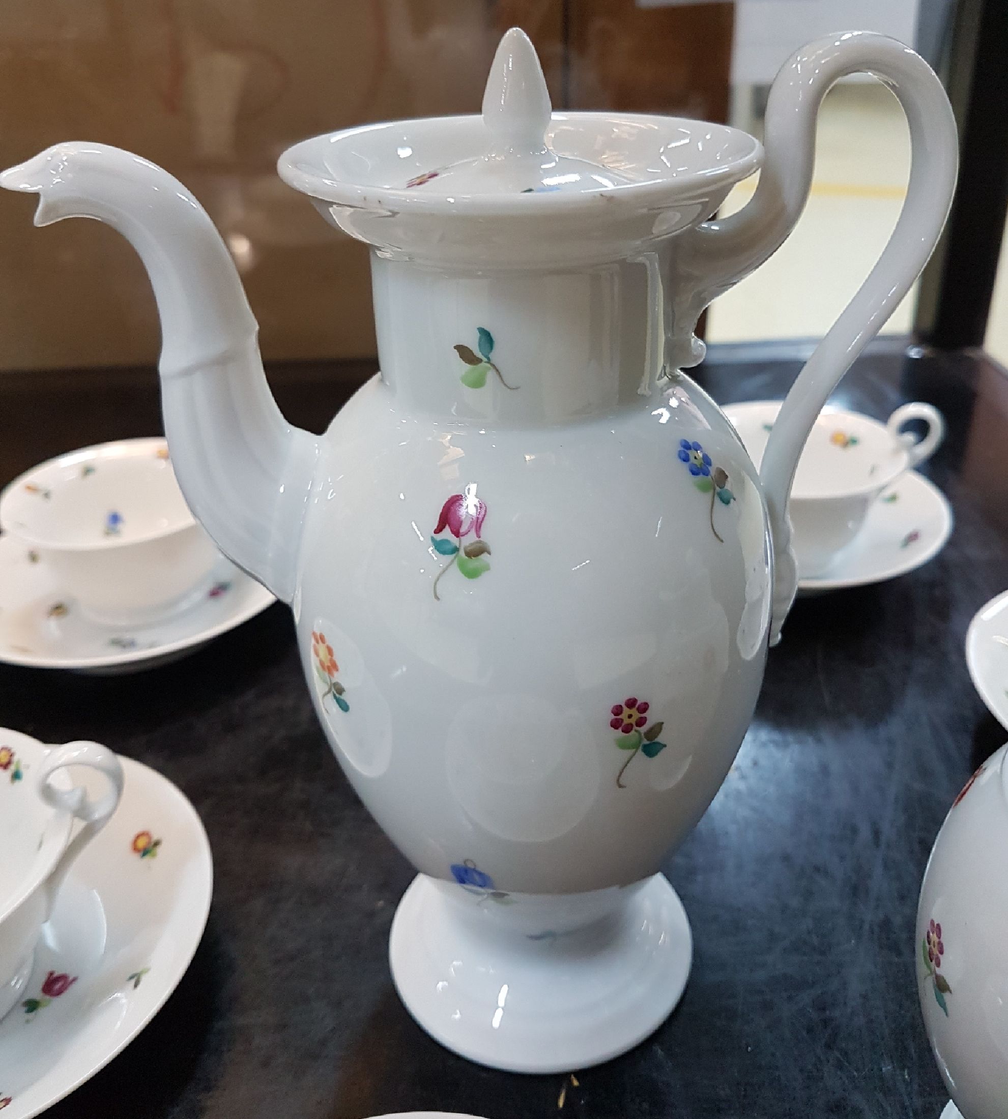 Detail c: Mokka- bzw. Espressoservice für 6 Personen, Nymphenburg, 1920er Jahre, Porzellan, Empirestil, bunt bemalt mit gestreuten Blümchen, Kanne, ...