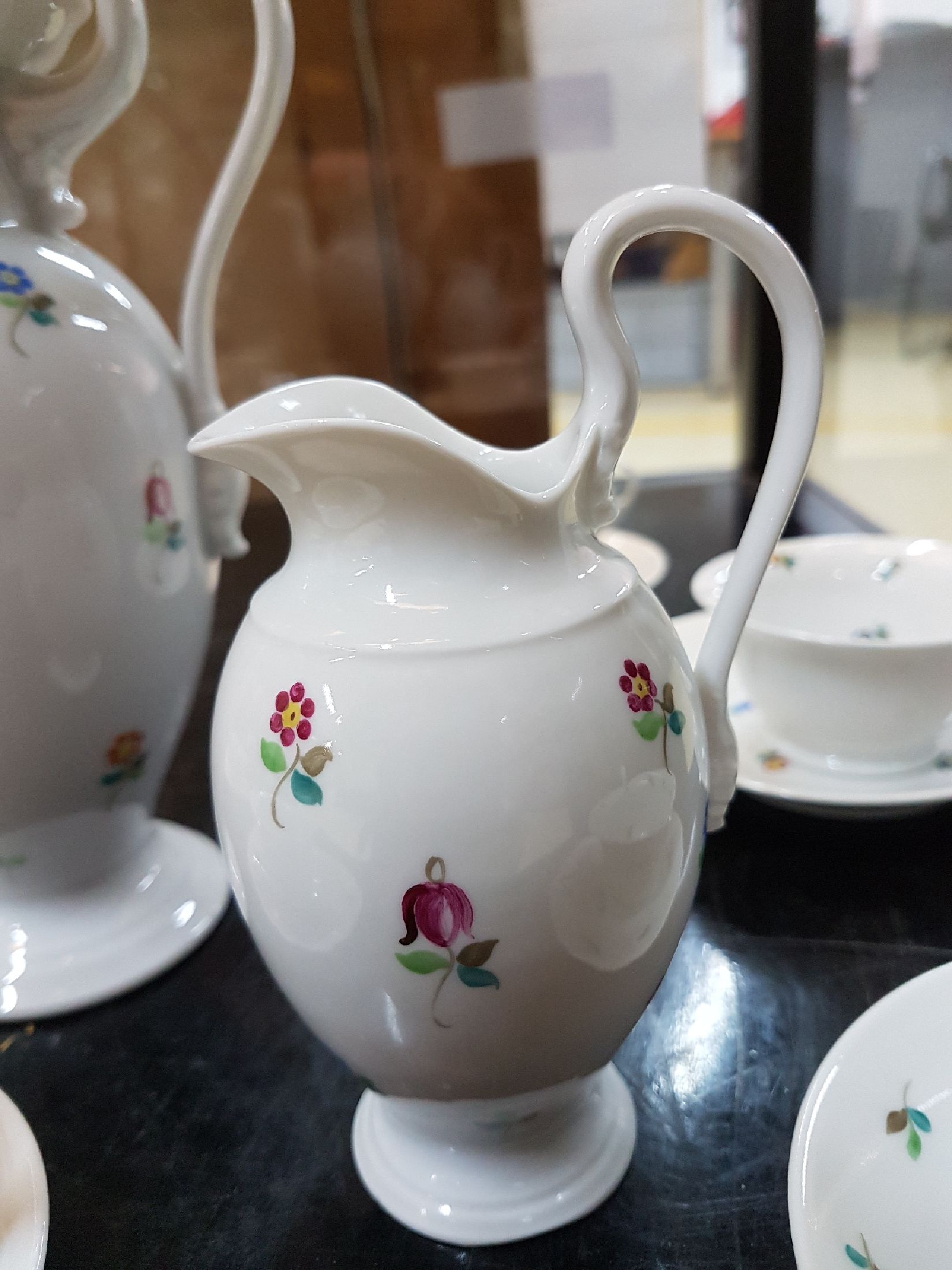 Detail d: Mokka- bzw. Espressoservice für 6 Personen, Nymphenburg, 1920er Jahre, Porzellan, Empirestil, bunt bemalt mit gestreuten Blümchen, Kanne, ...