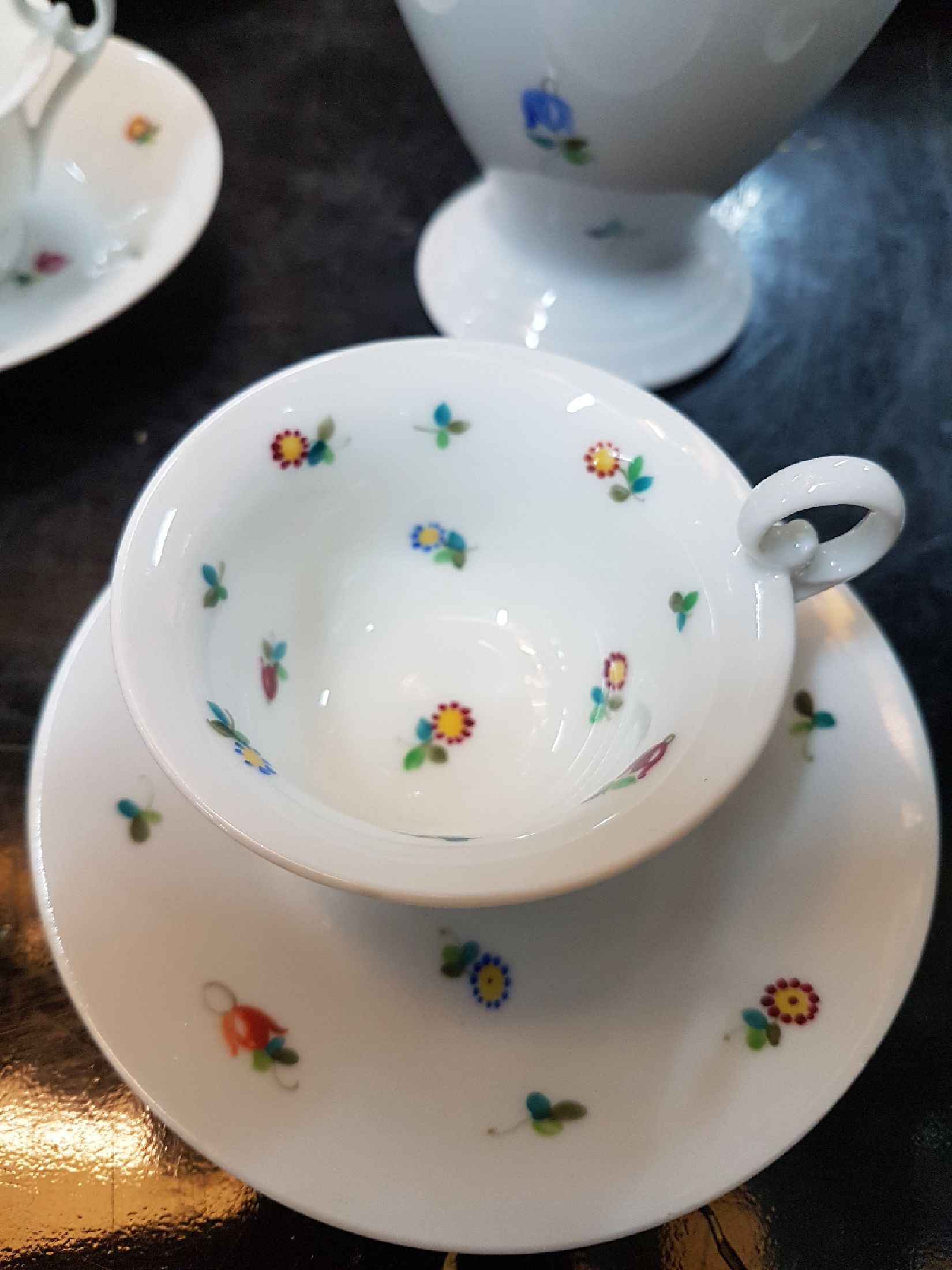 Detail e: Mokka- bzw. Espressoservice für 6 Personen, Nymphenburg, 1920er Jahre, Porzellan, Empirestil, bunt bemalt mit gestreuten Blümchen, Kanne, ...