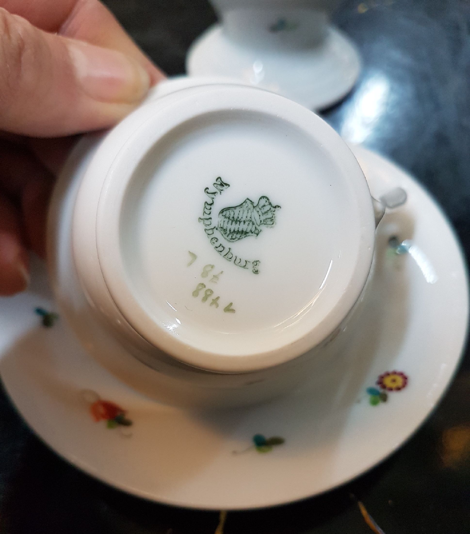 Detail f: Mokka- bzw. Espressoservice für 6 Personen, Nymphenburg, 1920er Jahre, Porzellan, Empirestil, bunt bemalt mit gestreuten Blümchen, Kanne, ...