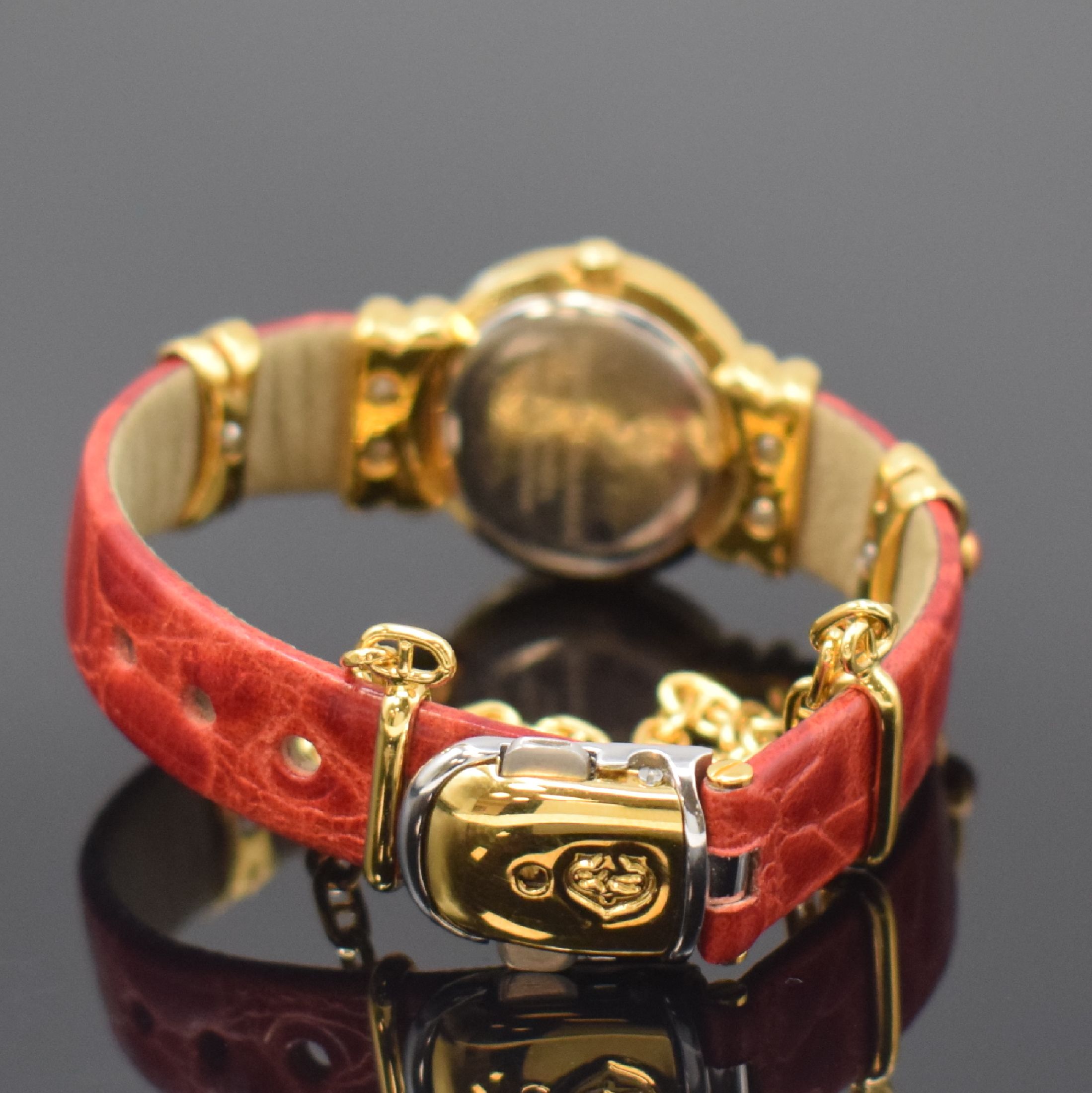 Detail b: PHILIPPE CHARRIOL St. Tropez Damenarmbanduhr Referenz S28.92, Schweiz um 1995, quarz, verg. Gehäuse, Stahlboden aufgedr., orig. Lederband, gold. ...