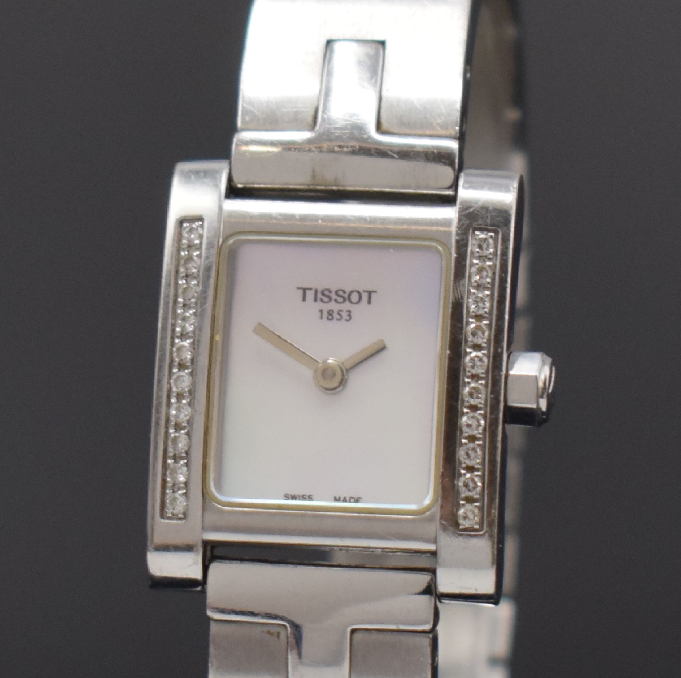 Detail a: TISSOT 1853 Damenarmbanduhr Ref. L951K mit Diamanten, Schweiz um 2000, quarz, 2-teil. Geh., Boden 4-fach verschr., Oberteil mit Diamanten bes., ...