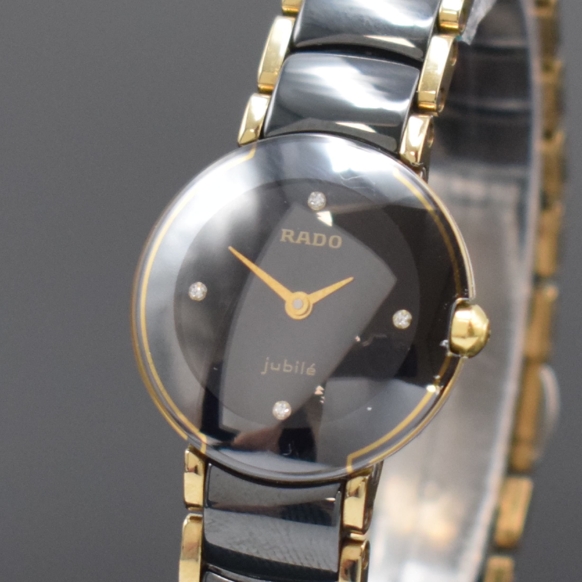 Detail a: RADO Jubile Damenarmbanduhr Referenz 204.0302.3, Schweiz um 2000, quarz, 2-teil. Edelstahlgeh., Boden aufgedr., schwarzes Zifferbl., gold. Zeiger, ...