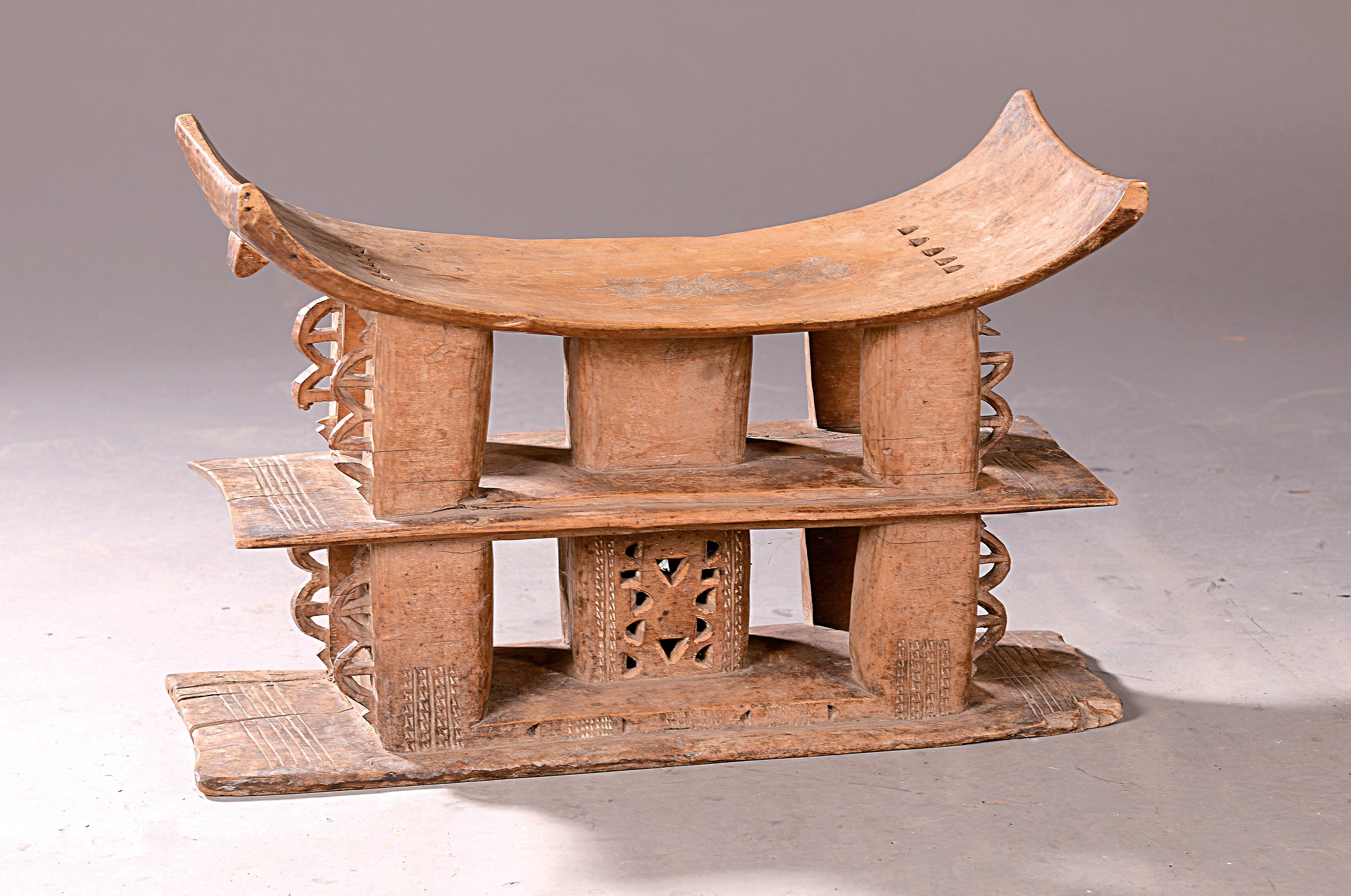 Hocker, Tellem, Mali, Holz geschnitzt, zweistufiger Aufbau, geschnitztes Ornament, Alterssp., 43x61x30 cm