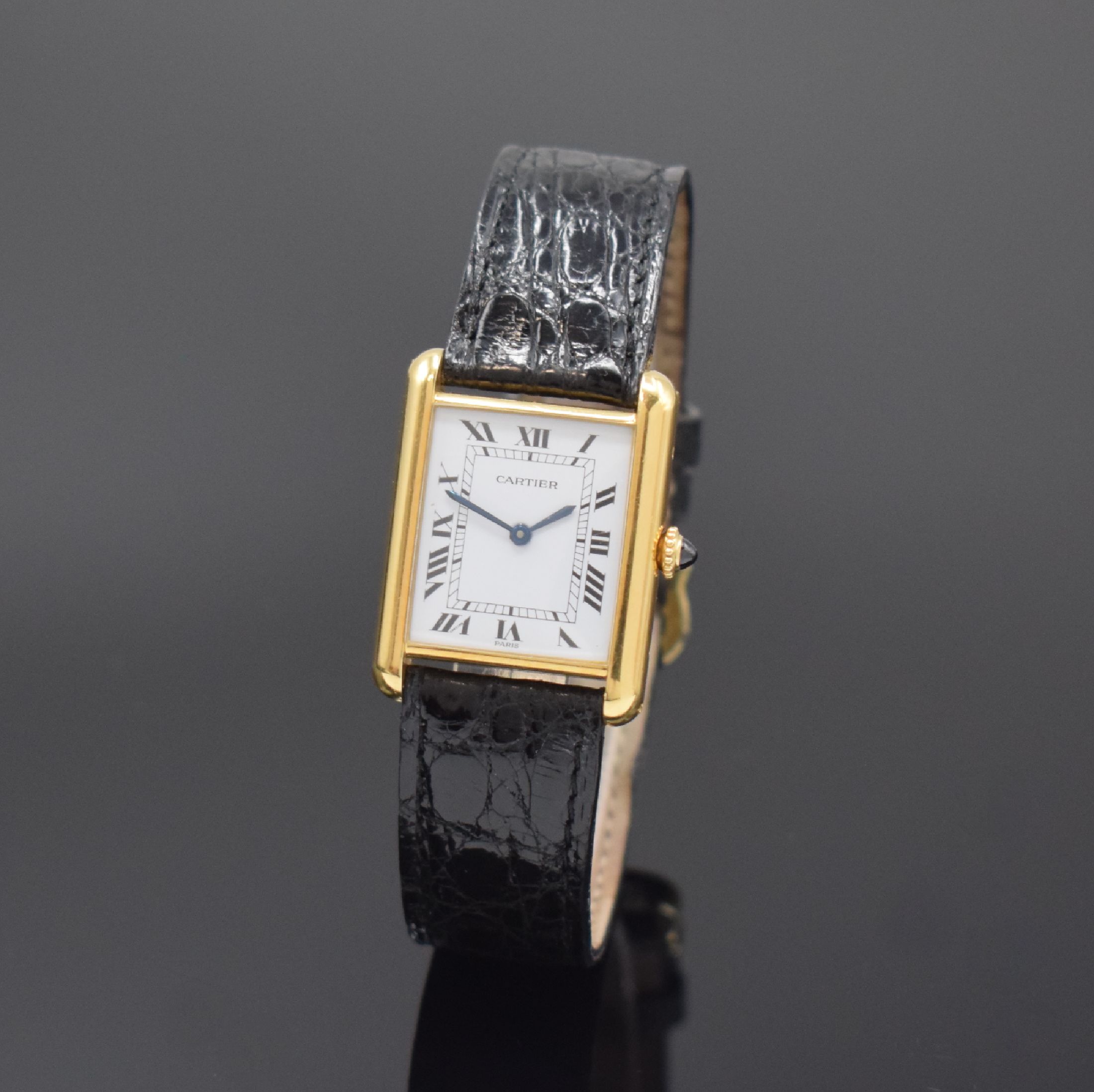 CARTIER Paris Tank Armbanduhr in GG 750/000, Schweiz um 1985, Handaufzug, Gehäuse seitlich 4-fach verschr., weißes Zifferbl. riss., gebl. Zeiger, ...