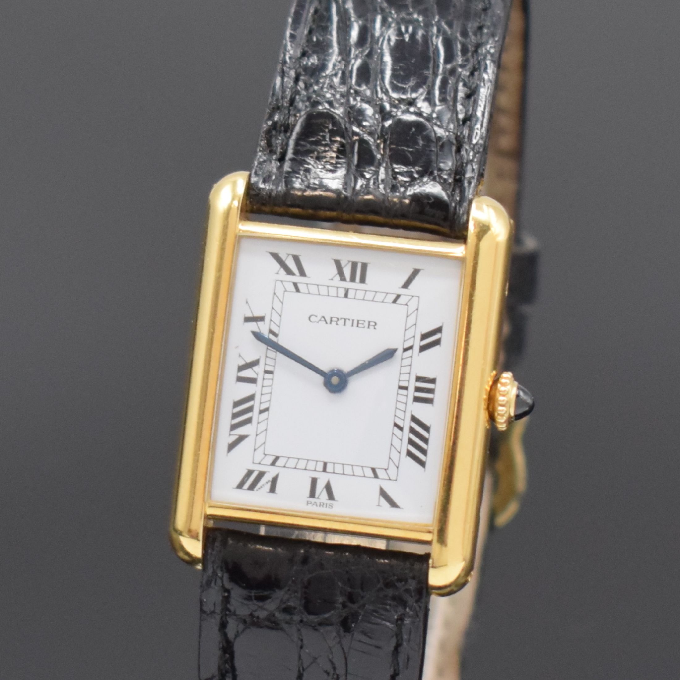 Detail a: CARTIER Paris Tank Armbanduhr in GG 750/000, Schweiz um 1985, Handaufzug, Gehäuse seitlich 4-fach verschr., weißes Zifferbl. riss., gebl. Zeiger, ...
