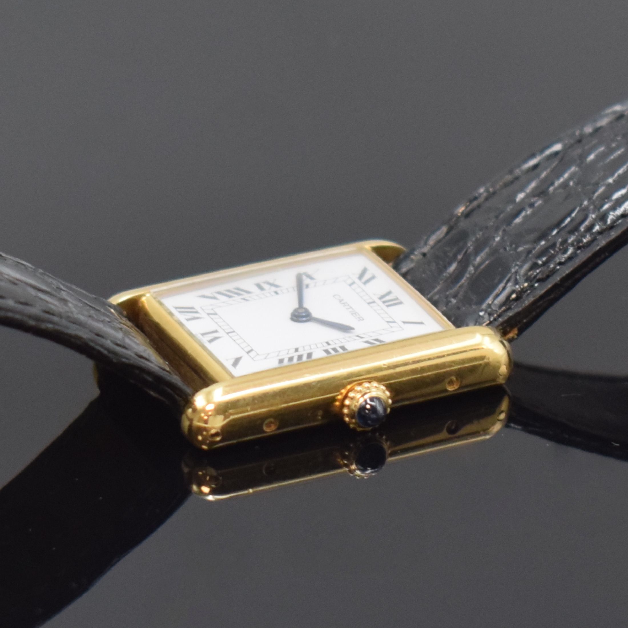 Detail b: CARTIER Paris Tank Armbanduhr in GG 750/000, Schweiz um 1985, Handaufzug, Gehäuse seitlich 4-fach verschr., weißes Zifferbl. riss., gebl. Zeiger, ...