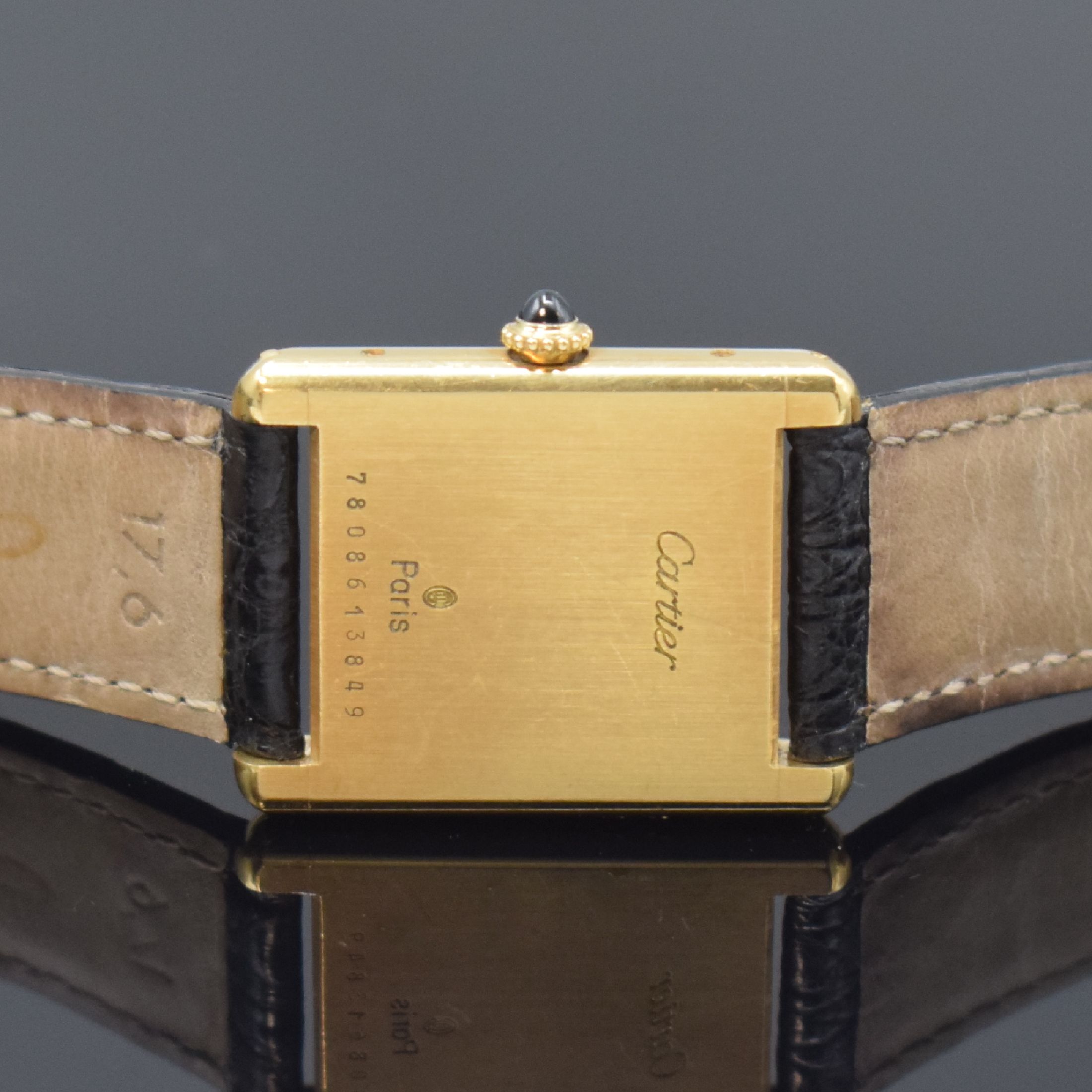 Detail d: CARTIER Paris Tank Armbanduhr in GG 750/000, Schweiz um 1985, Handaufzug, Gehäuse seitlich 4-fach verschr., weißes Zifferbl. riss., gebl. Zeiger, ...