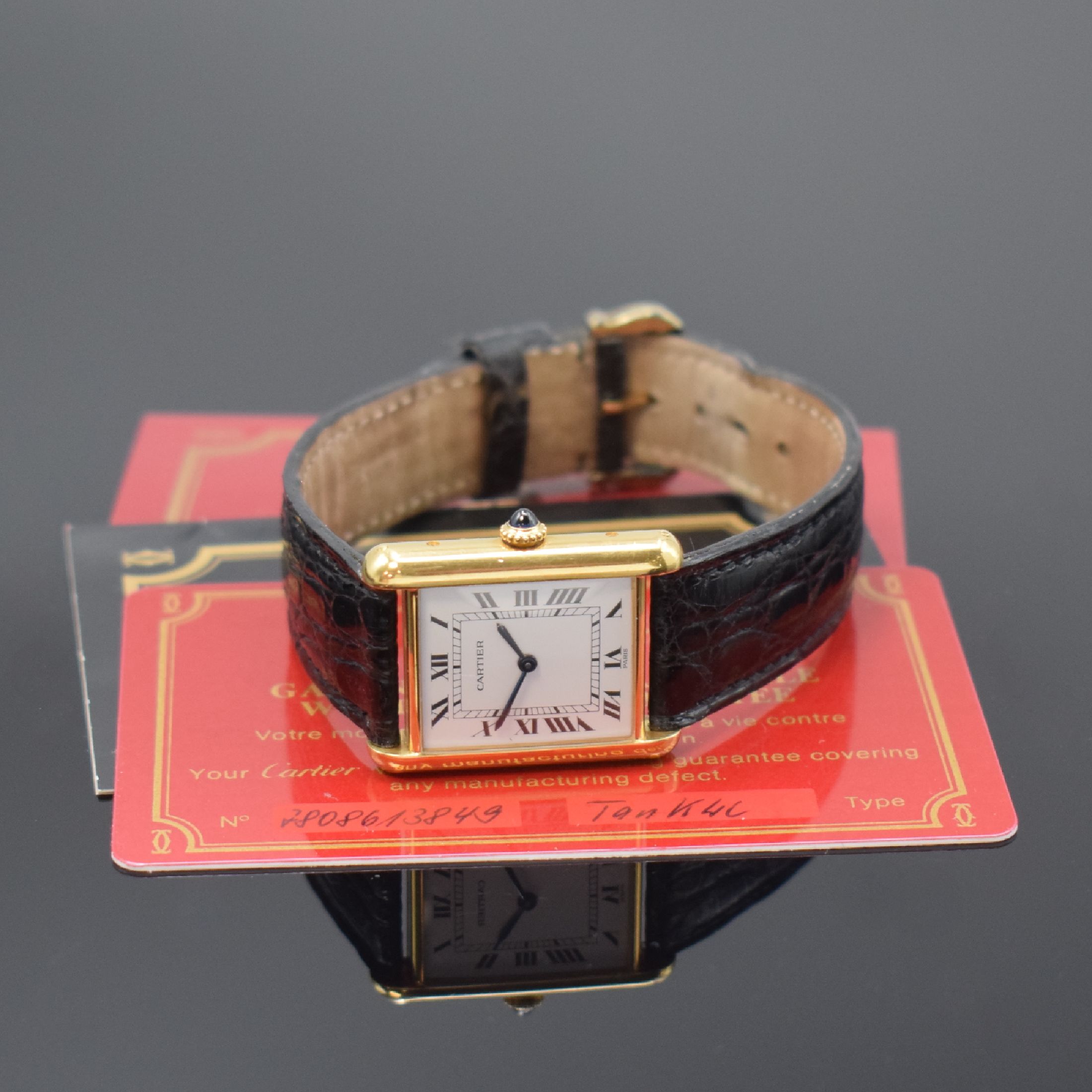 Detail e: CARTIER Paris Tank Armbanduhr in GG 750/000, Schweiz um 1985, Handaufzug, Gehäuse seitlich 4-fach verschr., weißes Zifferbl. riss., gebl. Zeiger, ...