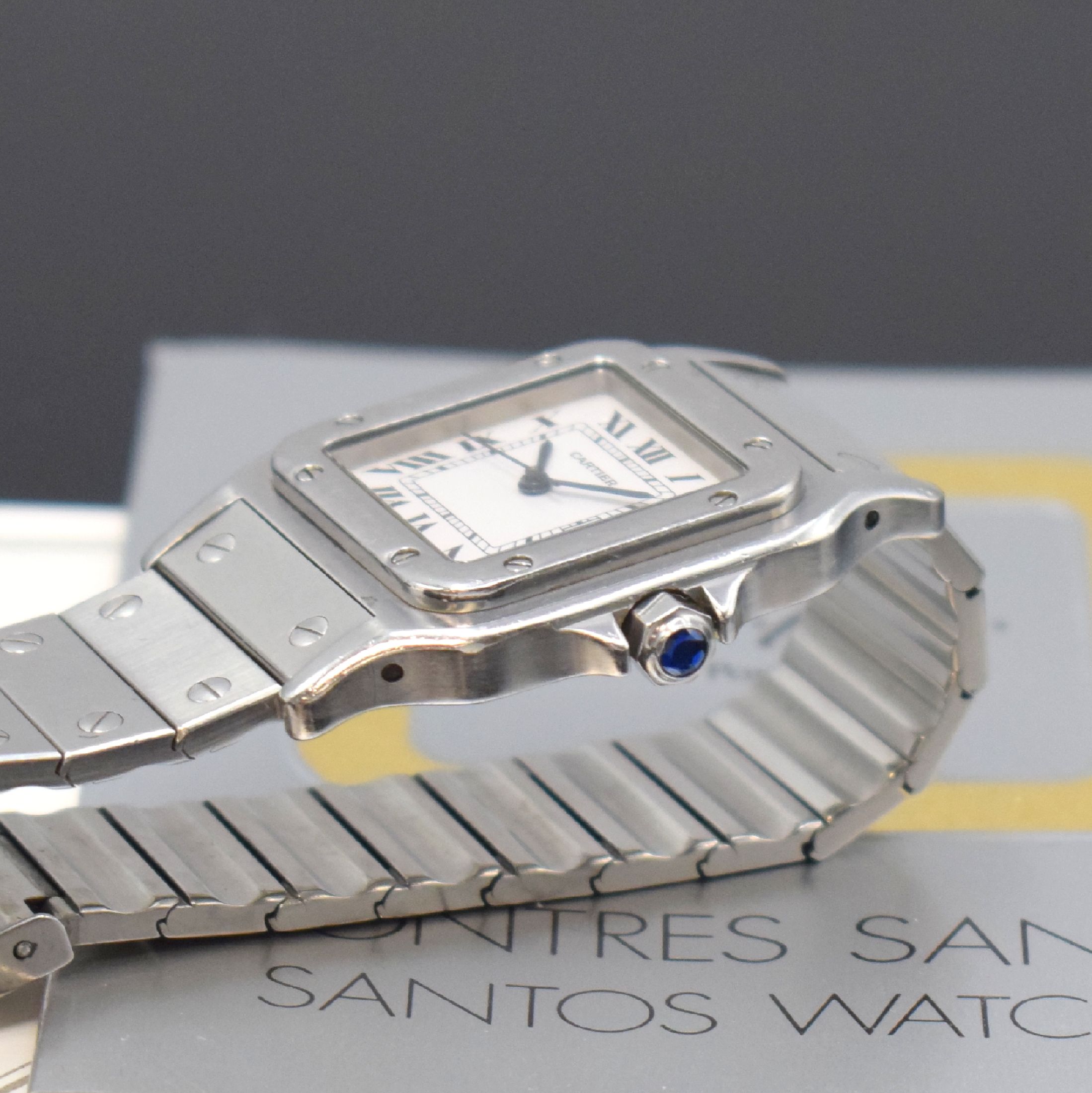 Detail c: CARTIER Santos Armbanduhr in Stahl, Schweiz um 1985, Automatik, 8-fach über Lünette verschr. Geh., Krone m. Schmuckstein bes., orig. Stahlband m. ...