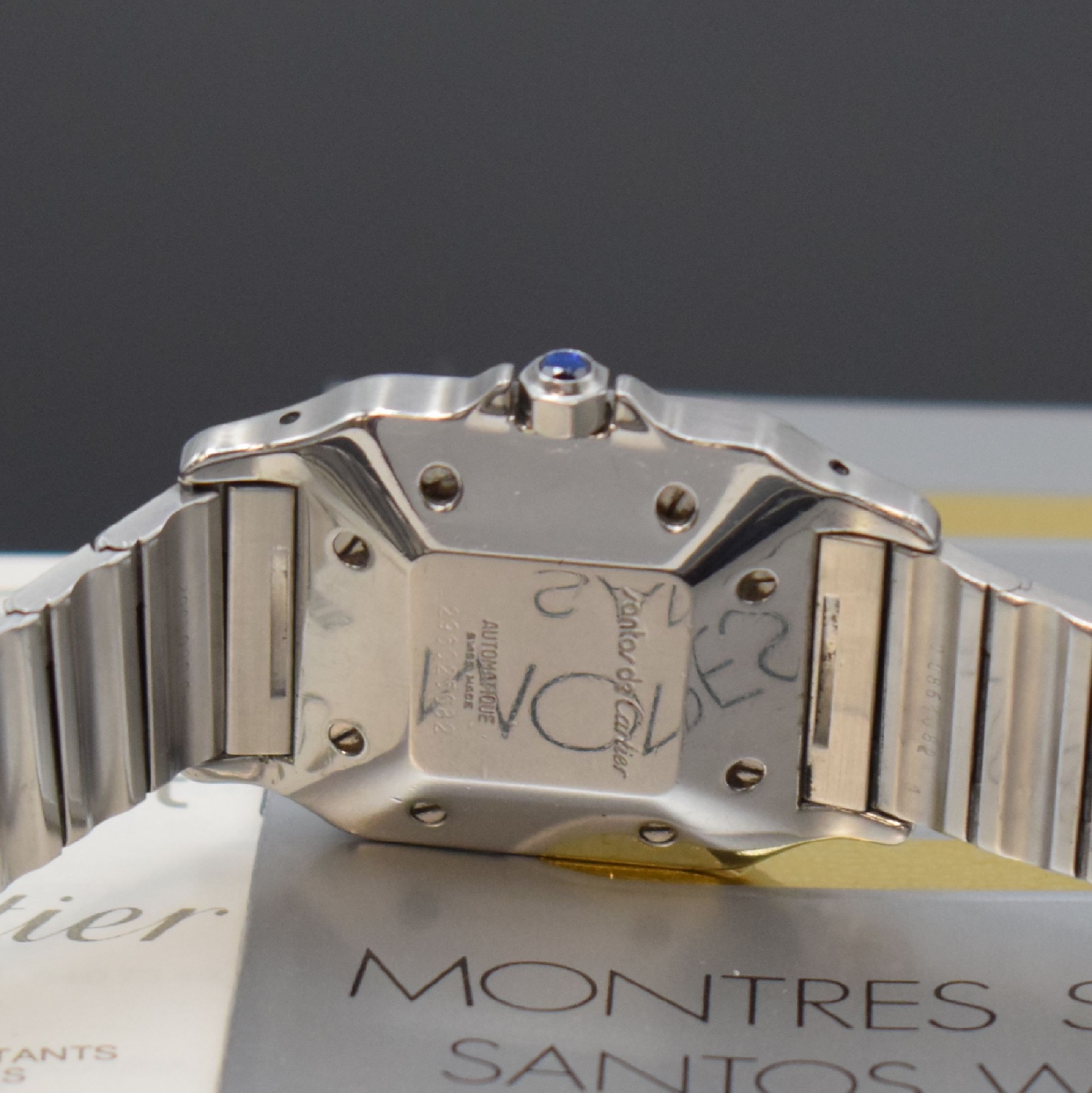 Detail d: CARTIER Santos Armbanduhr in Stahl, Schweiz um 1985, Automatik, 8-fach über Lünette verschr. Geh., Krone m. Schmuckstein bes., orig. Stahlband m. ...