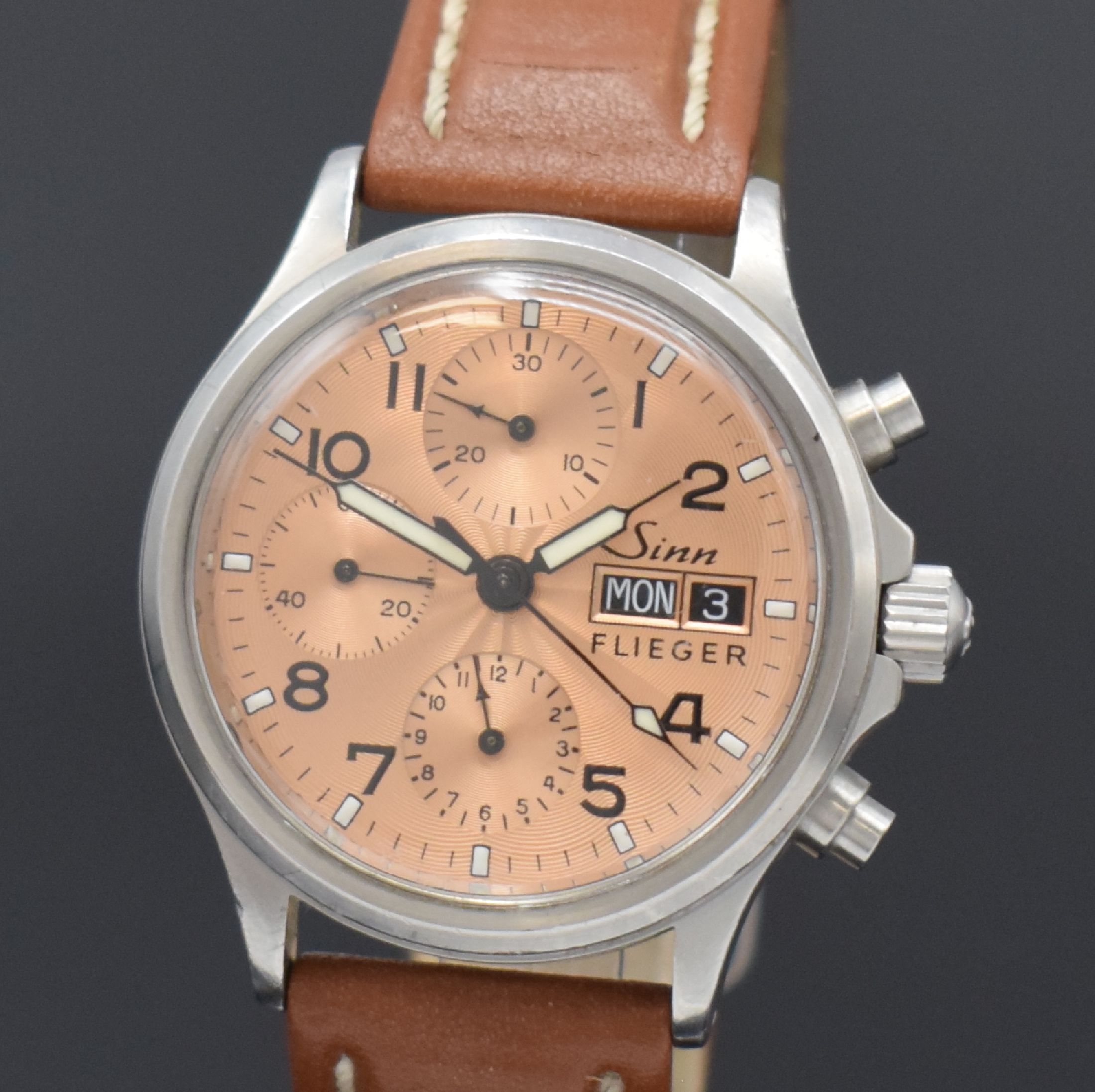 Detail a: SINN Flieger Armbandchronograph in Stahl, Schweiz / Deutschland um 2010, Automatik, 2- tlg. Geh., Boden u. Krone verschr., lachs- farb. guill. ...