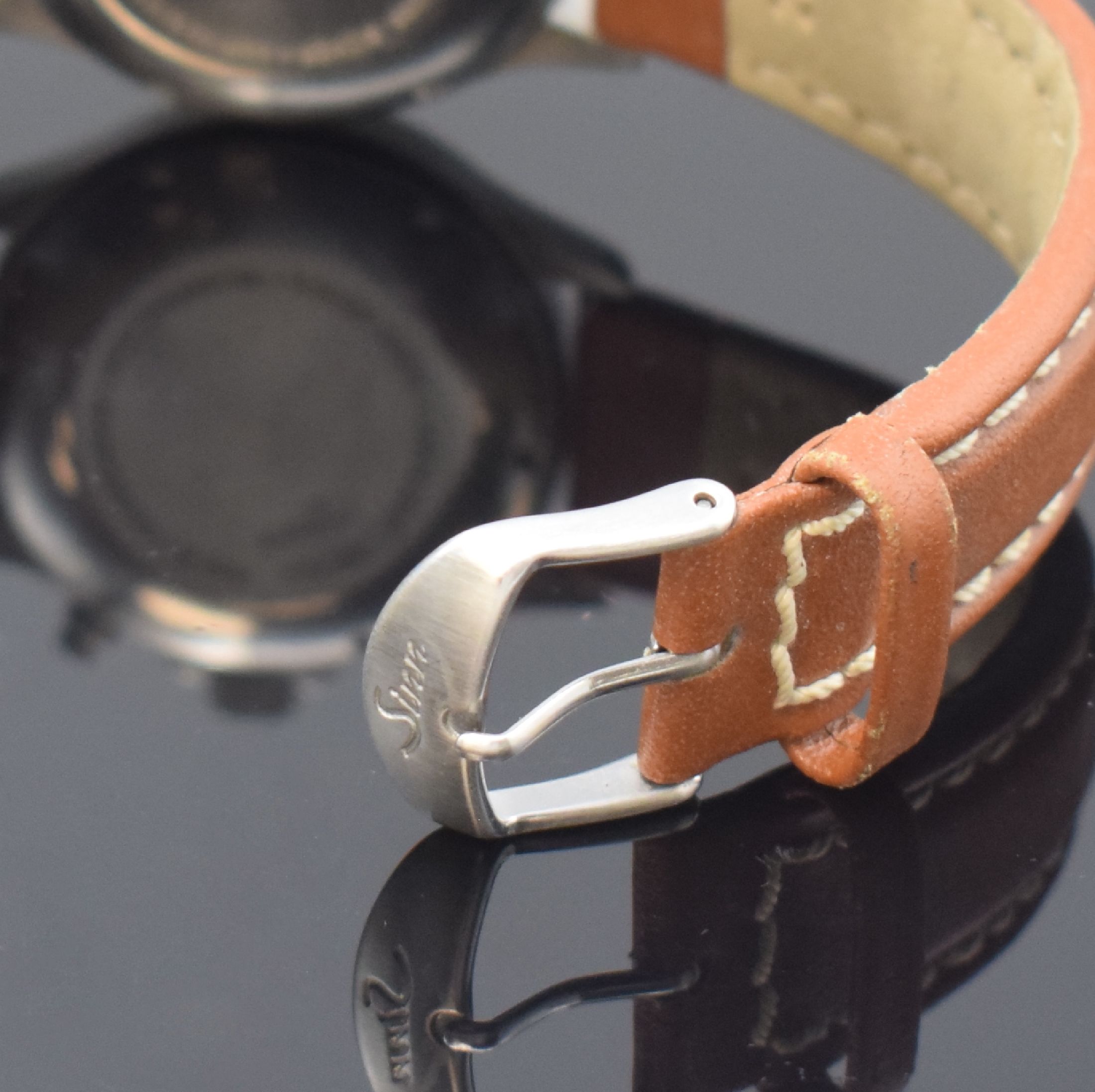 Detail b: SINN Flieger Armbandchronograph in Stahl, Schweiz / Deutschland um 2010, Automatik, 2- tlg. Geh., Boden u. Krone verschr., lachs- farb. guill. ...