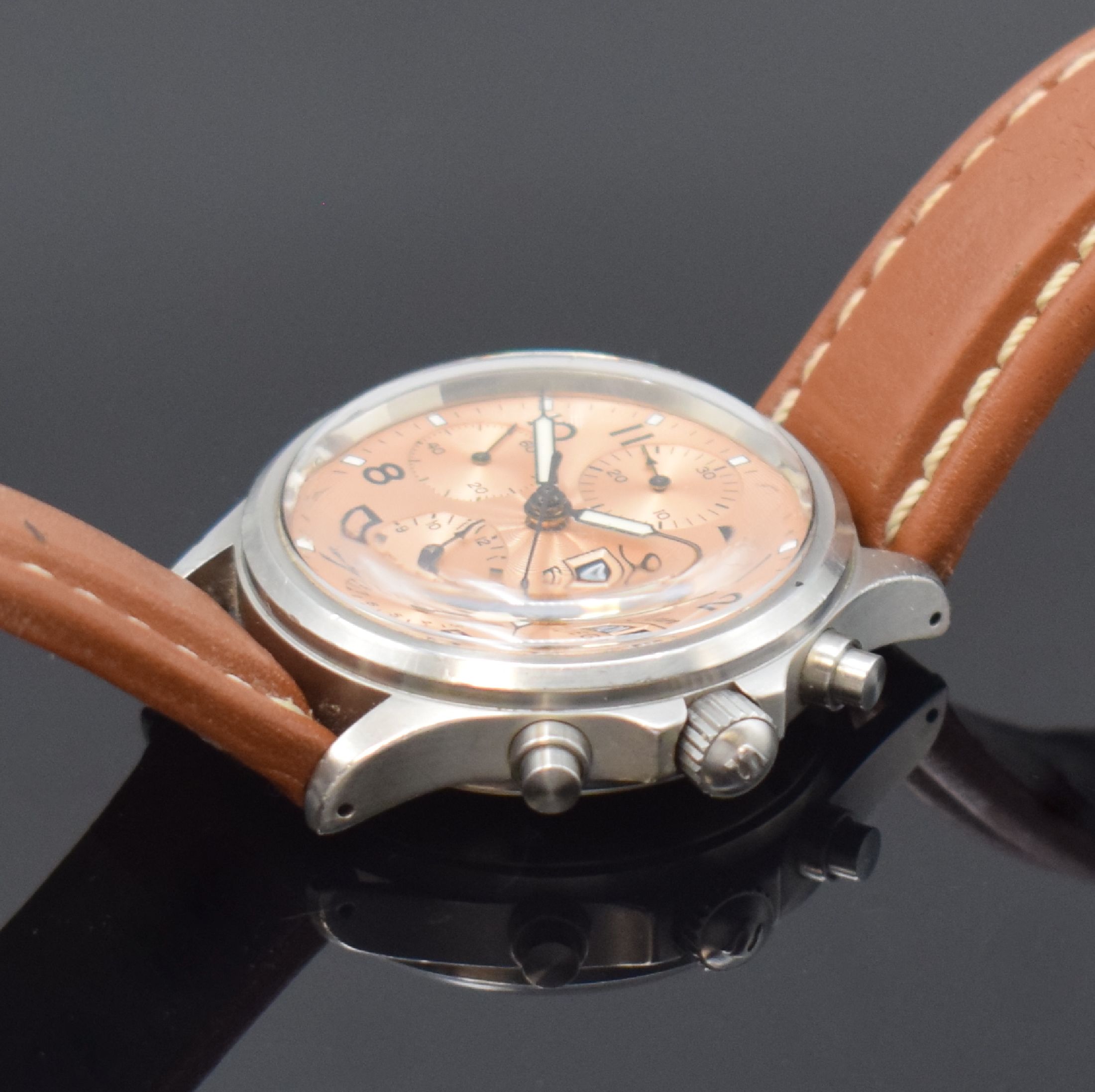 Detail c: SINN Flieger Armbandchronograph in Stahl, Schweiz / Deutschland um 2010, Automatik, 2- tlg. Geh., Boden u. Krone verschr., lachs- farb. guill. ...