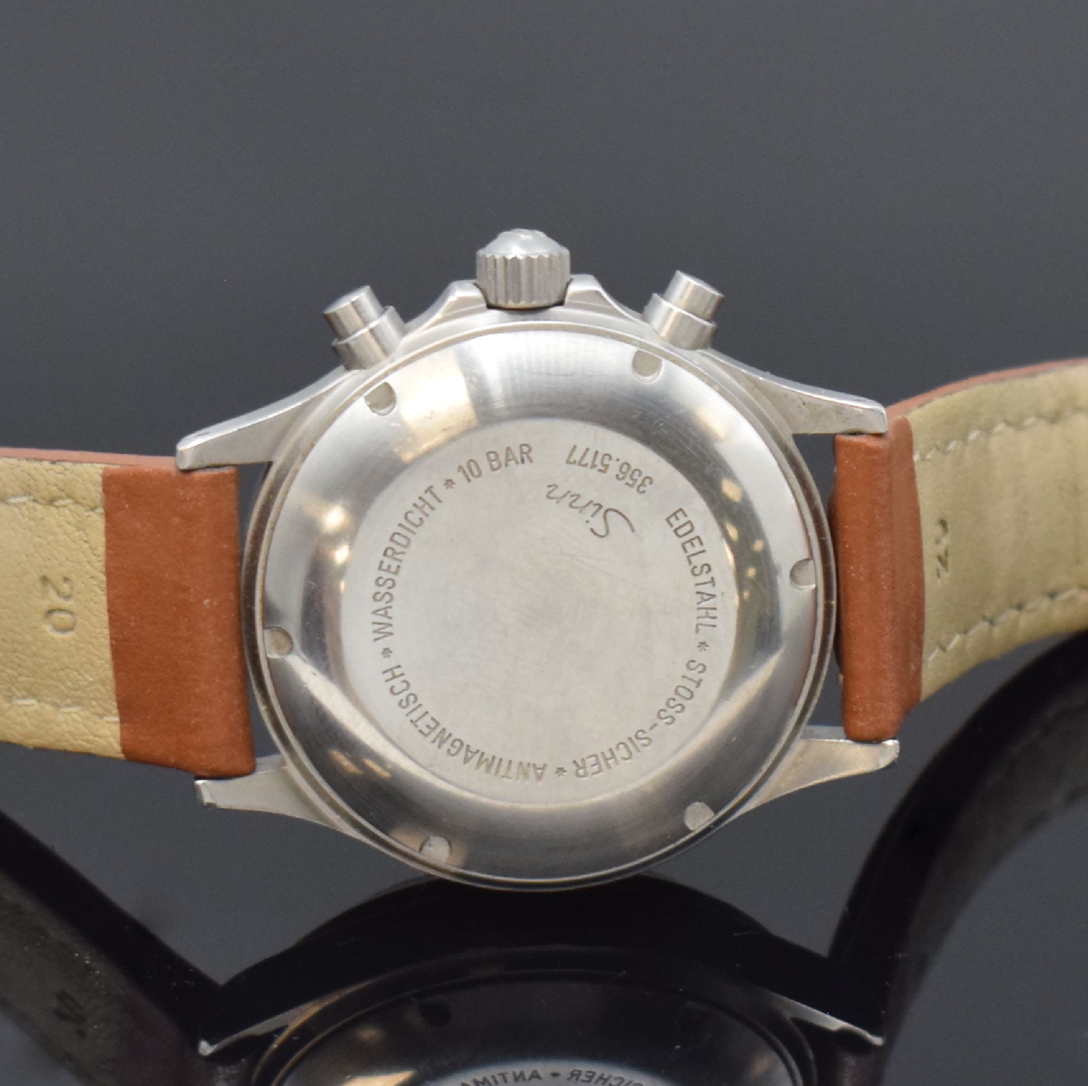 Detail d: SINN Flieger Armbandchronograph in Stahl, Schweiz / Deutschland um 2010, Automatik, 2- tlg. Geh., Boden u. Krone verschr., lachs- farb. guill. ...