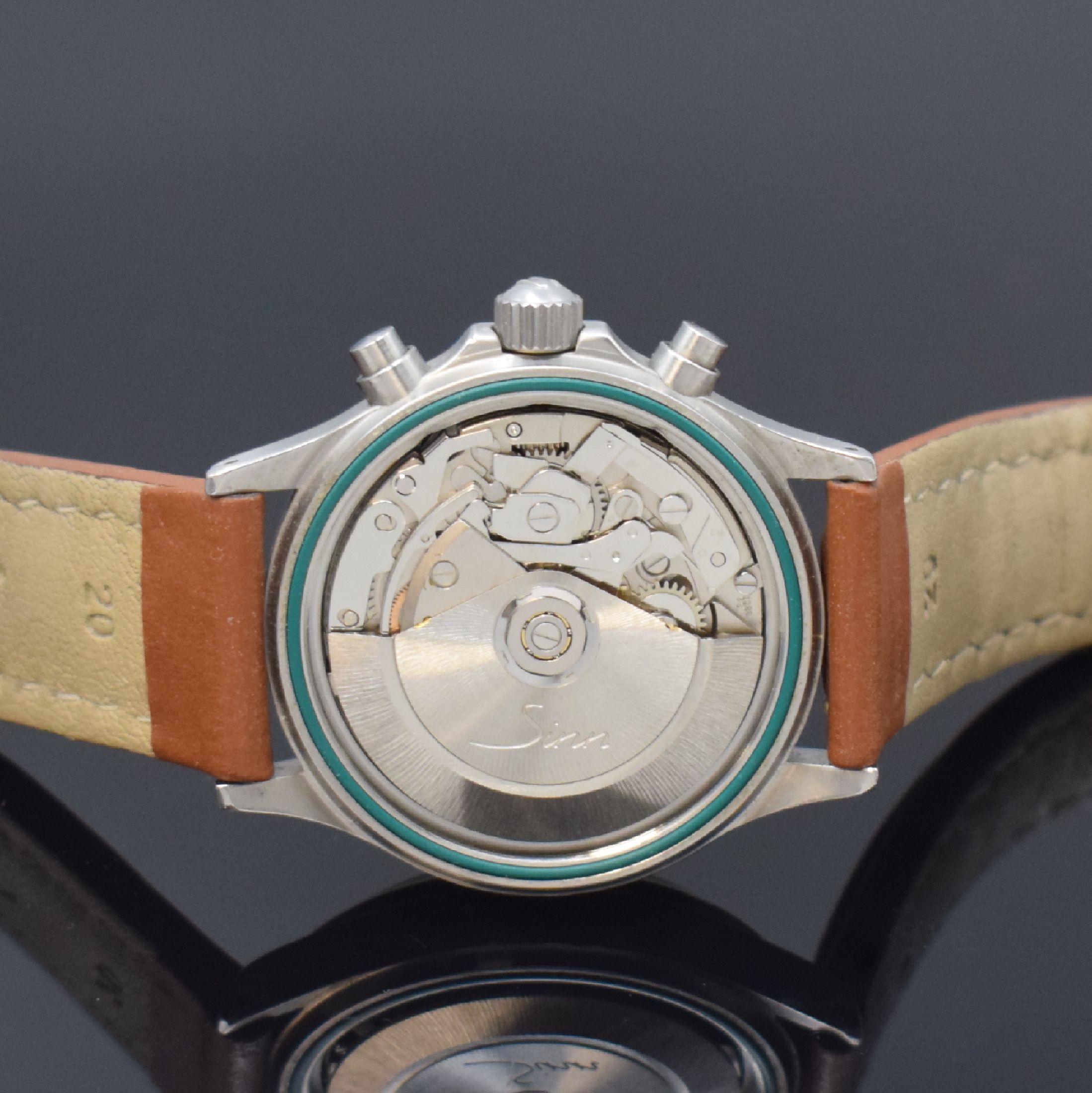 Detail e: SINN Flieger Armbandchronograph in Stahl, Schweiz / Deutschland um 2010, Automatik, 2- tlg. Geh., Boden u. Krone verschr., lachs- farb. guill. ...