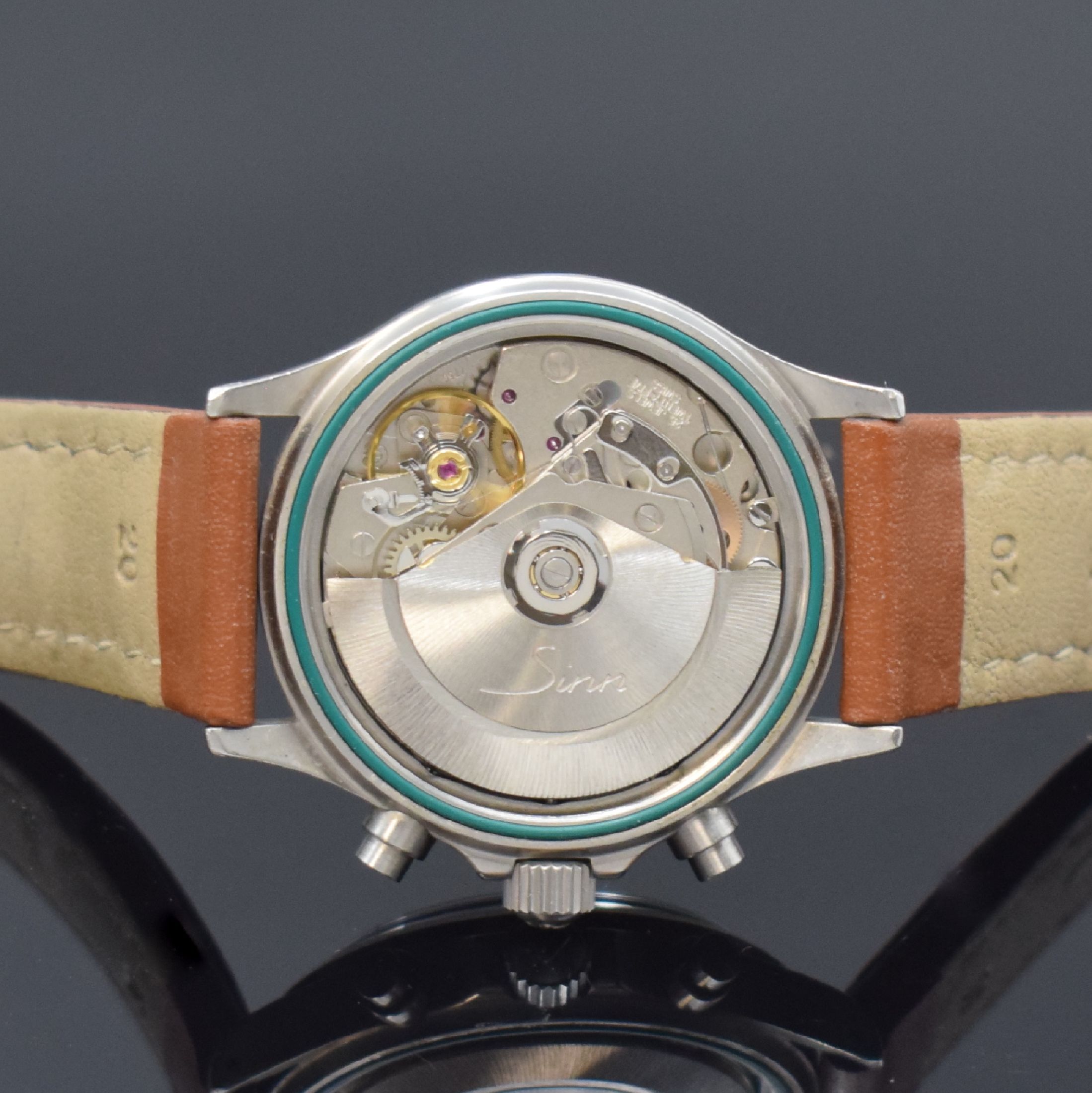 Detail f: SINN Flieger Armbandchronograph in Stahl, Schweiz / Deutschland um 2010, Automatik, 2- tlg. Geh., Boden u. Krone verschr., lachs- farb. guill. ...