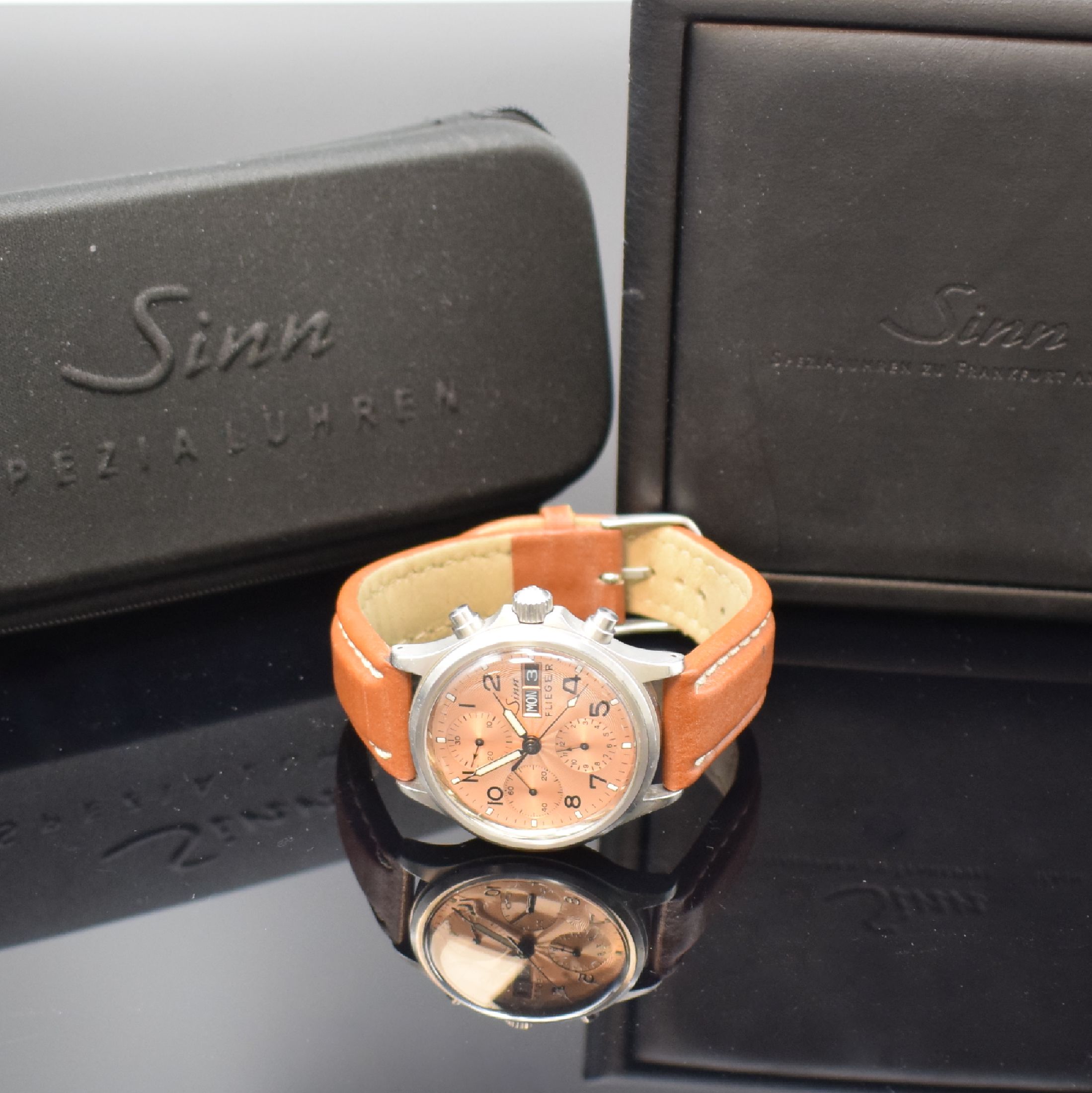 Detail g: SINN Flieger Armbandchronograph in Stahl, Schweiz / Deutschland um 2010, Automatik, 2- tlg. Geh., Boden u. Krone verschr., lachs- farb. guill. ...