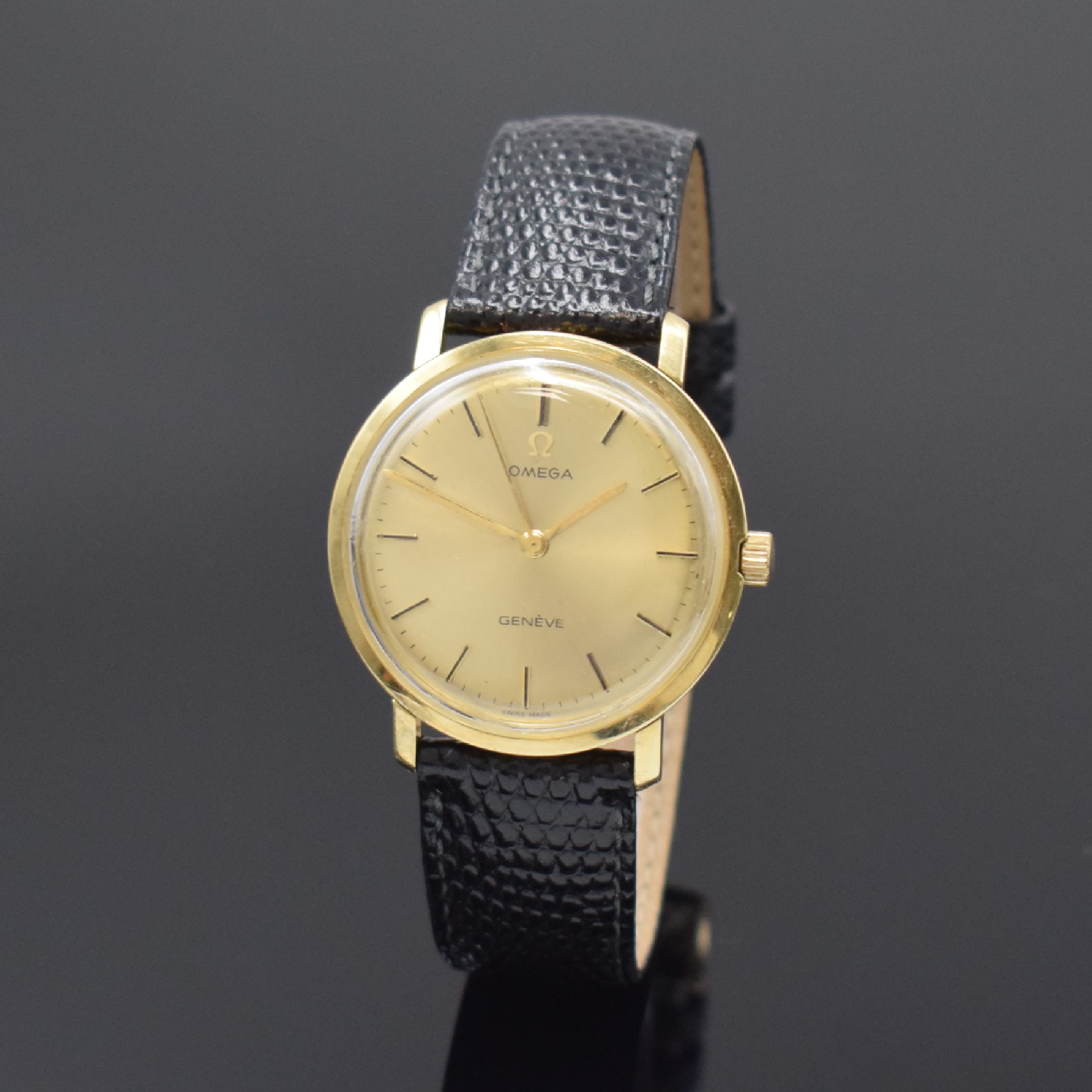 OMEGA Geneve Armbanduhr in GG 585/000, Schweiz um 1970, Handaufzug, 3-tlg. Geh., Boden u. Glasrand aufgedr., gold. Zifferbl. besch., gold. Indizes u. ...