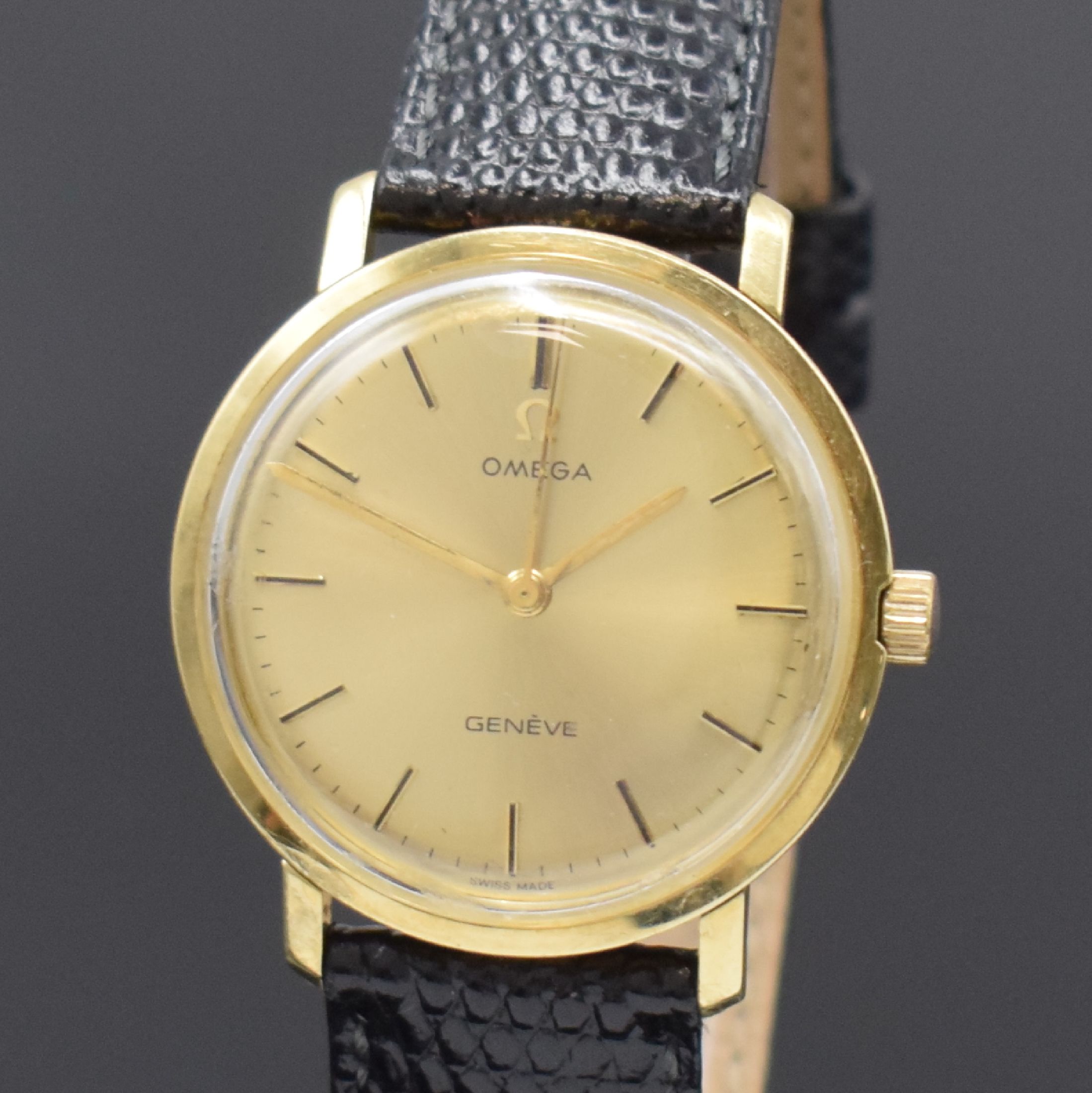 Detail a: OMEGA Geneve Armbanduhr in GG 585/000, Schweiz um 1970, Handaufzug, 3-tlg. Geh., Boden u. Glasrand aufgedr., gold. Zifferbl. besch., gold. Indizes u. ...