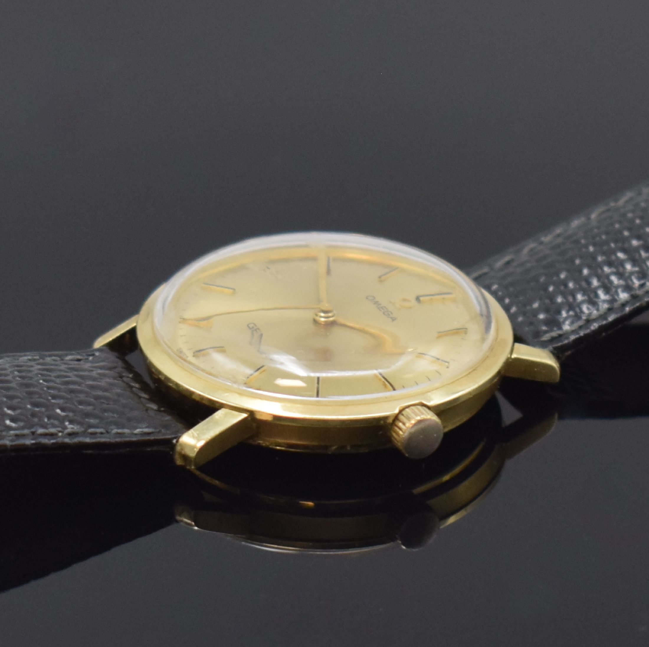 Detail b: OMEGA Geneve Armbanduhr in GG 585/000, Schweiz um 1970, Handaufzug, 3-tlg. Geh., Boden u. Glasrand aufgedr., gold. Zifferbl. besch., gold. Indizes u. ...
