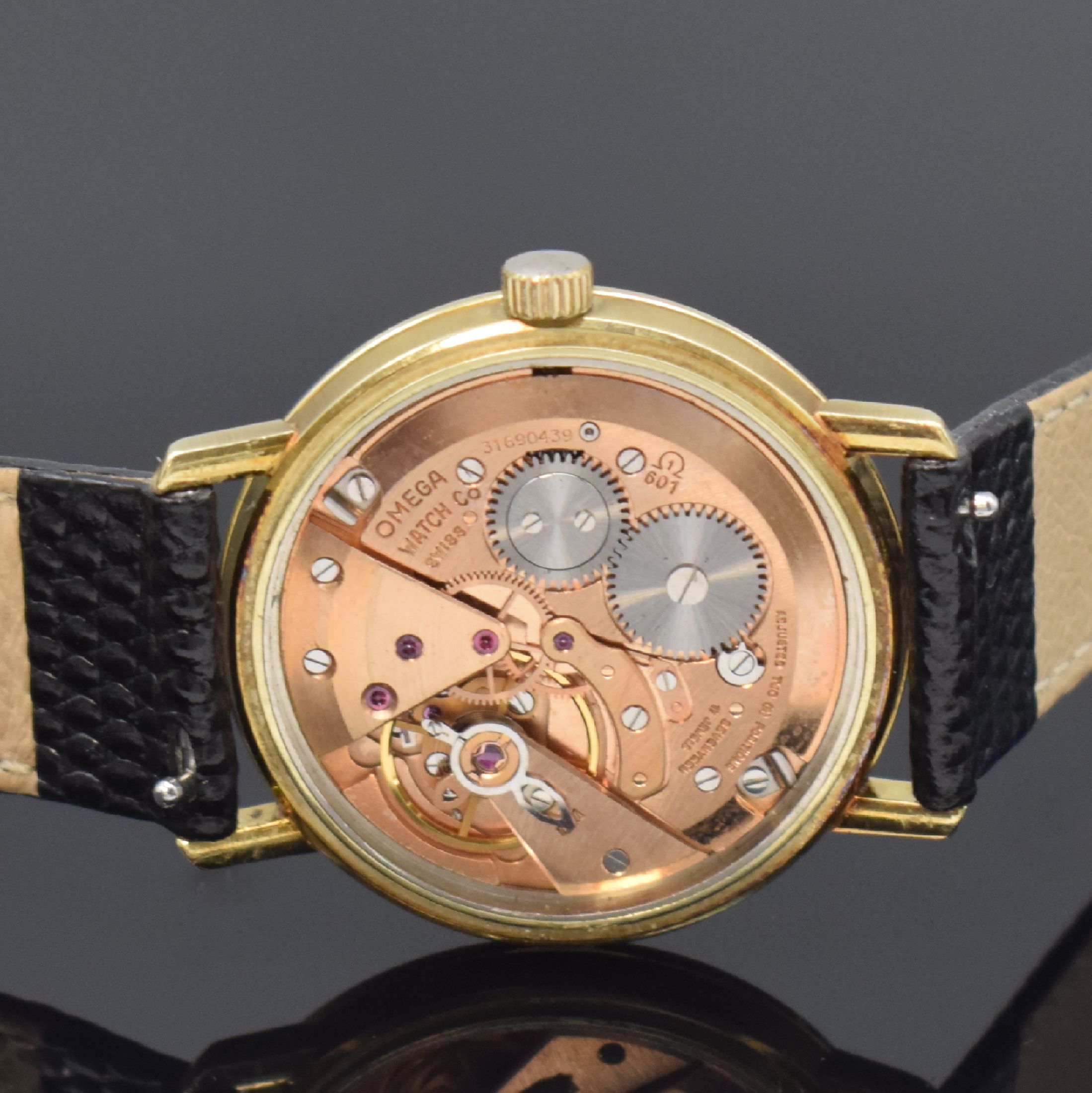 Detail d: OMEGA Geneve Armbanduhr in GG 585/000, Schweiz um 1970, Handaufzug, 3-tlg. Geh., Boden u. Glasrand aufgedr., gold. Zifferbl. besch., gold. Indizes u. ...
