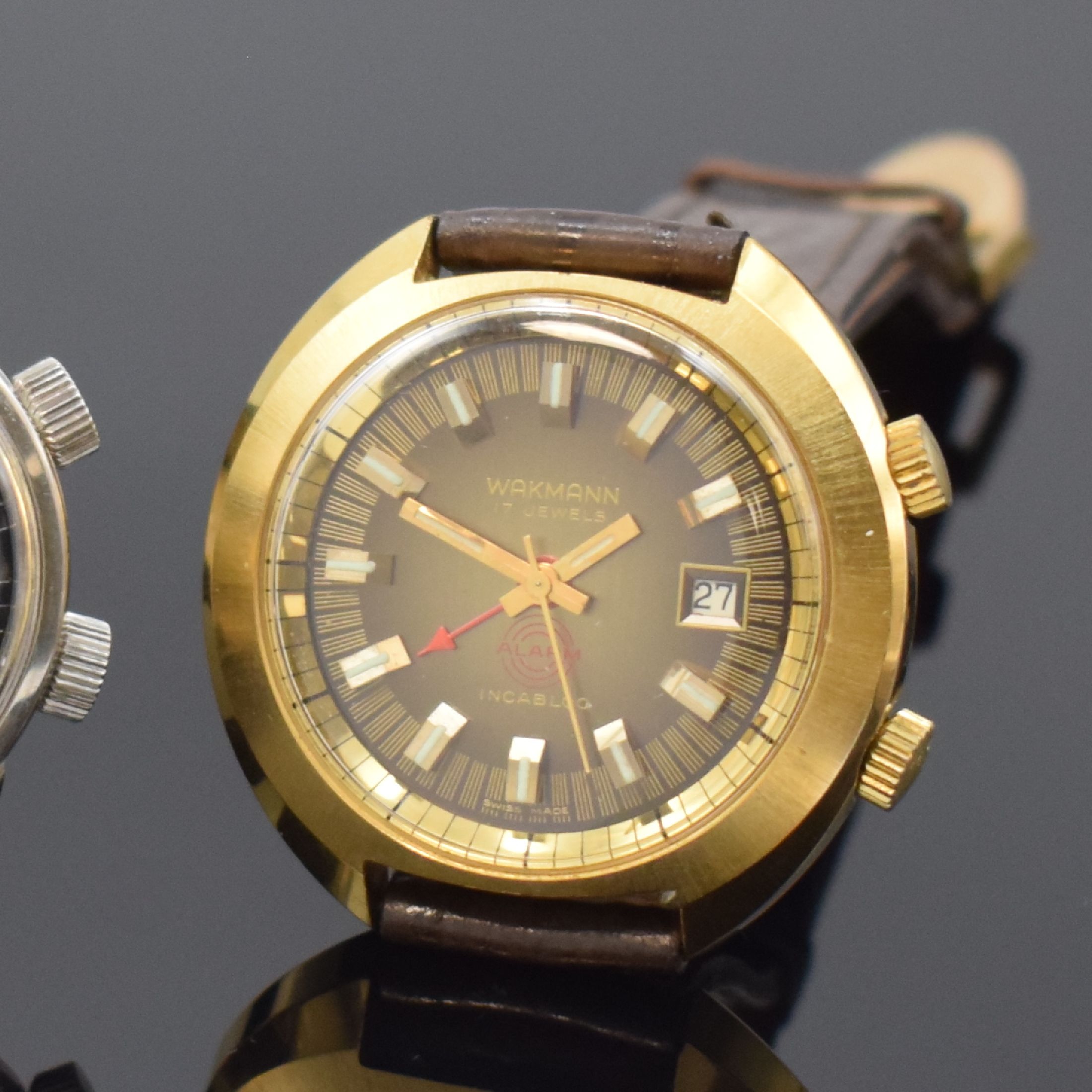 Detail b: WAKMANN 2 Armbandwecker Kaliber AS 1931, Schweiz um 1970, Handaufzug, 2-tlg. Geh. m. verschr. Stahlböden, 1) blaues Zifferbl., silb. Indizes u. ...