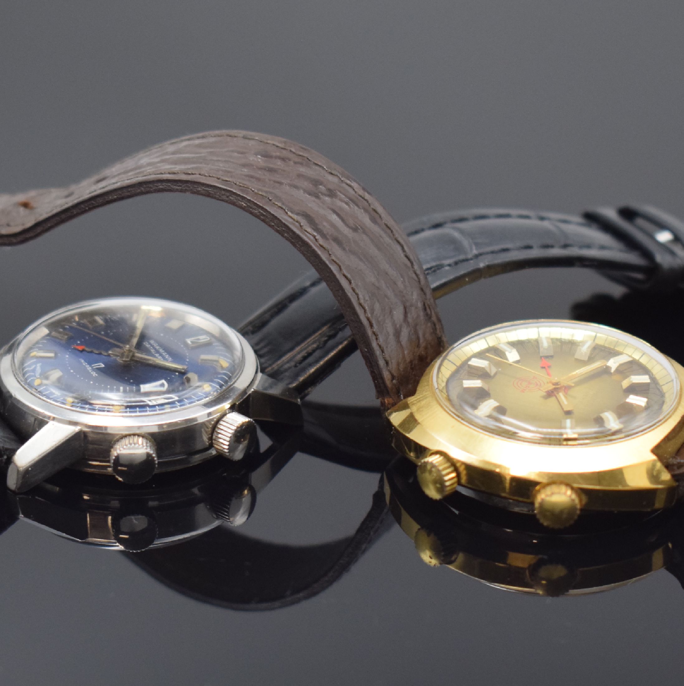 Detail c: WAKMANN 2 Armbandwecker Kaliber AS 1931, Schweiz um 1970, Handaufzug, 2-tlg. Geh. m. verschr. Stahlböden, 1) blaues Zifferbl., silb. Indizes u. ...